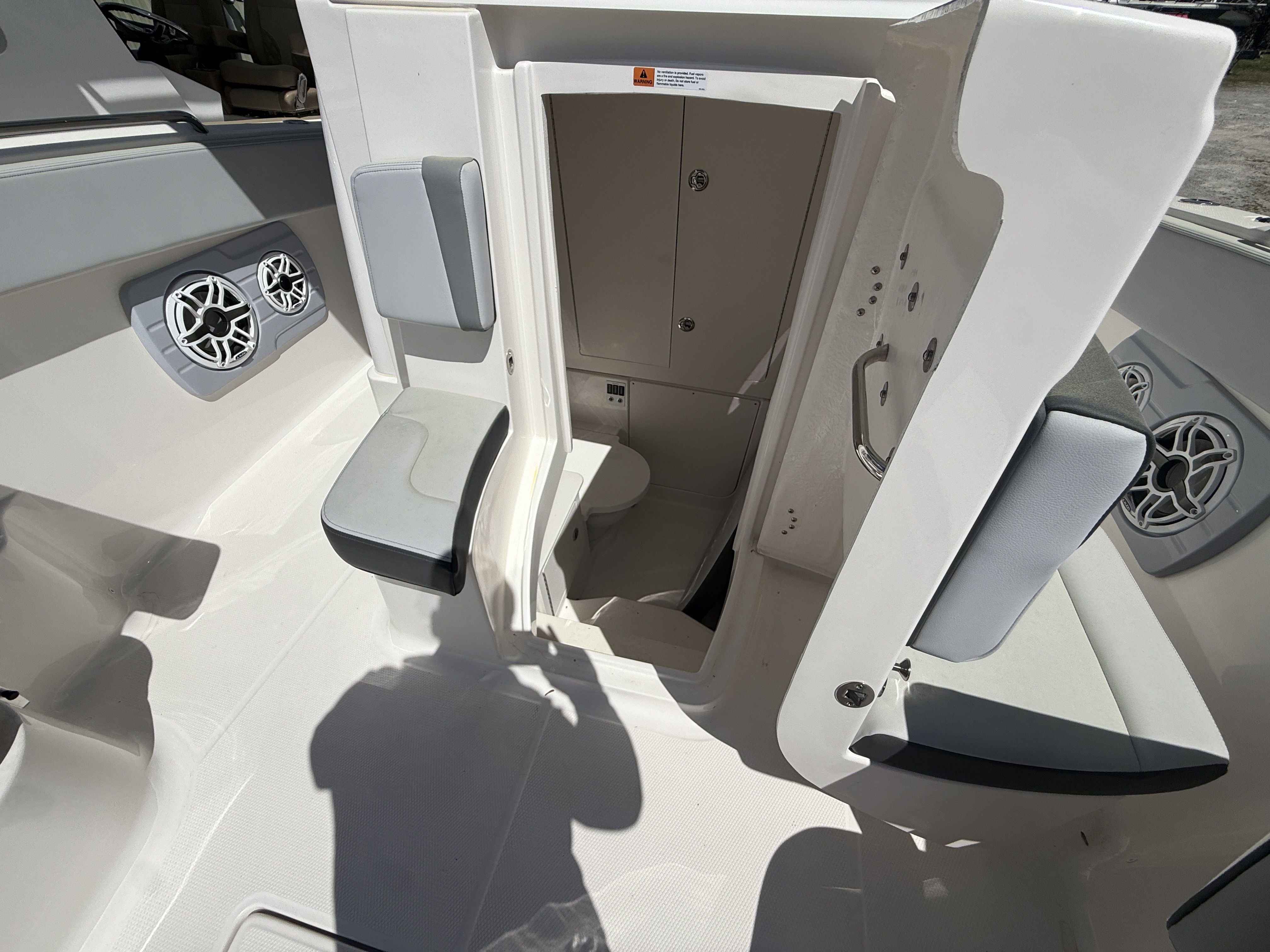 2026 Robalo R300 Center Console - 13