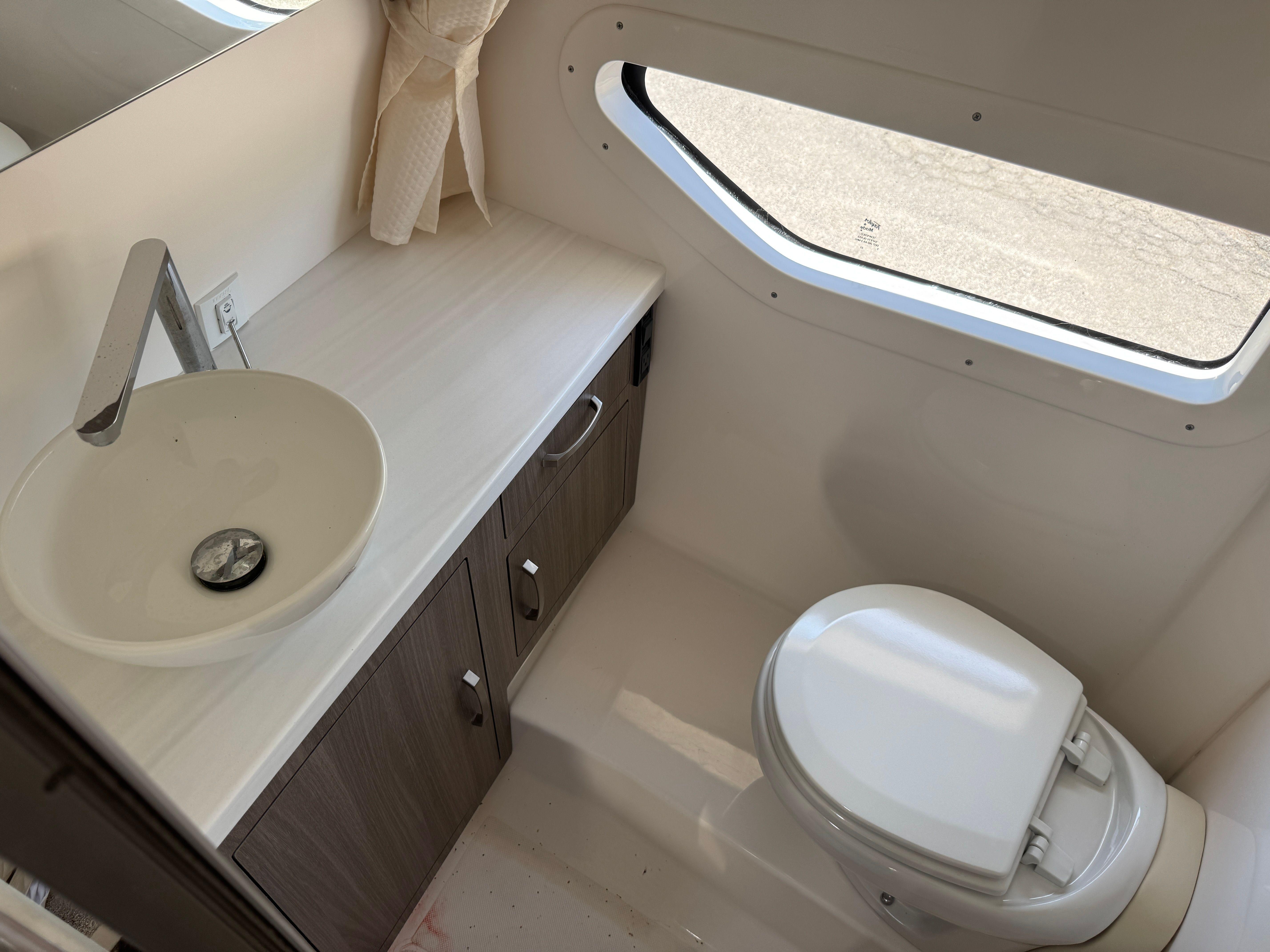 2023 REGAL 33 EXPRESS - Image 30