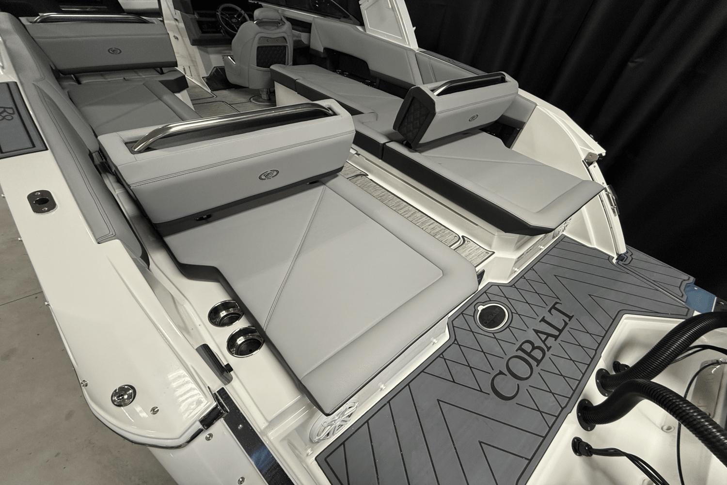 2025 Cobalt R8 Outboard - 29
