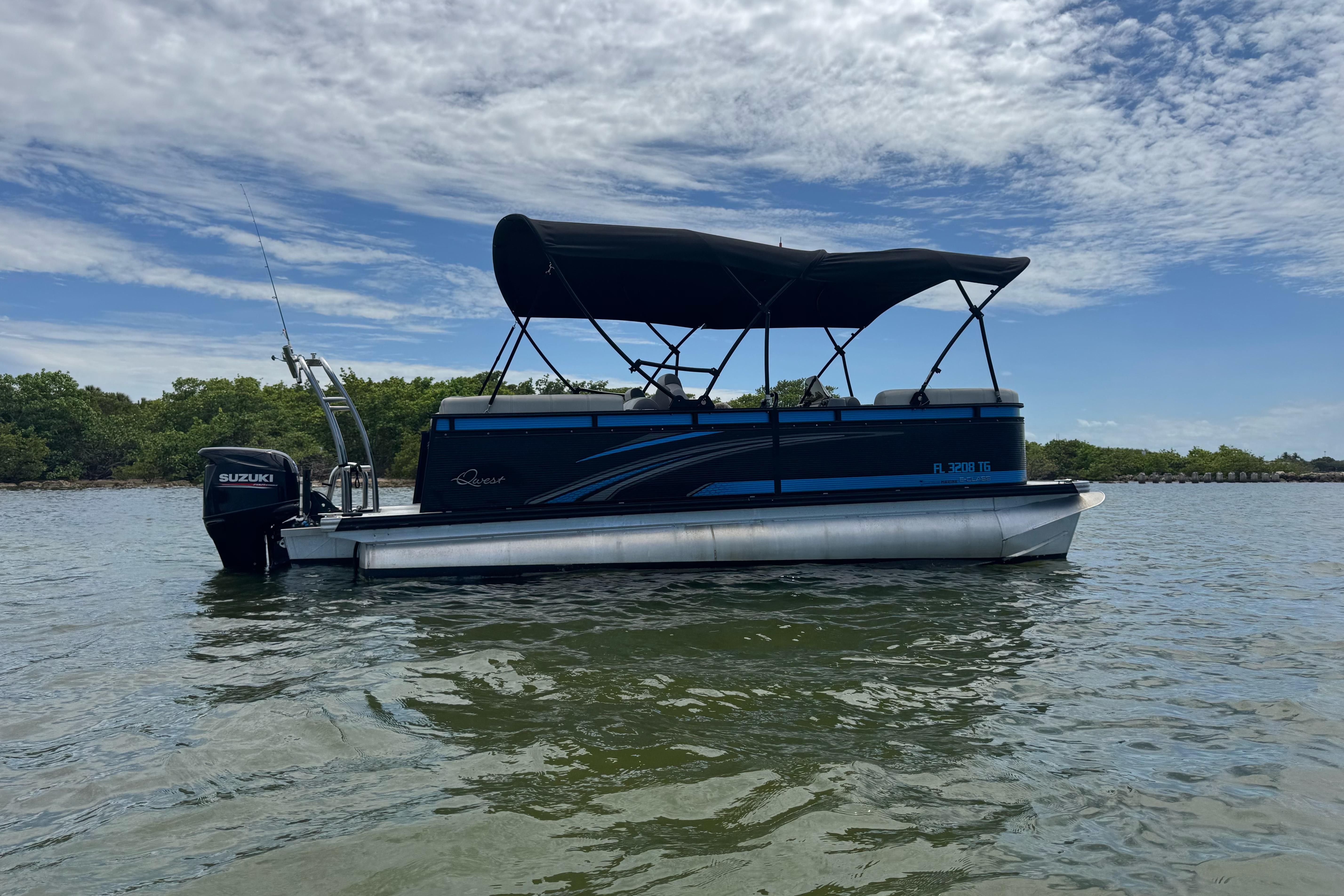 Pontoon boat Qwest Edge 820 CTR 2022 on water with canopy and Suzuki motor.