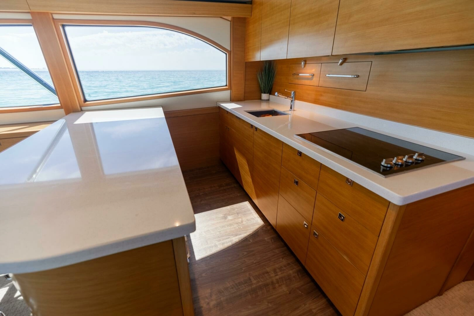 2016 Hatteras GT60 - Image 14