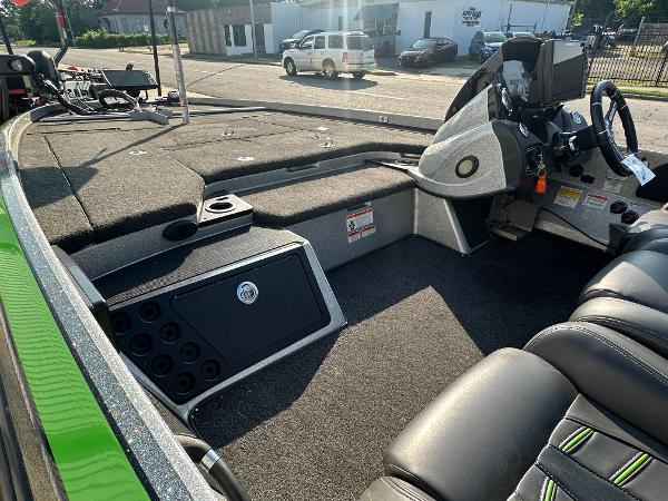 2017 Nitro Z21 Z-Pro High Performance boat interior with seating and control panel.