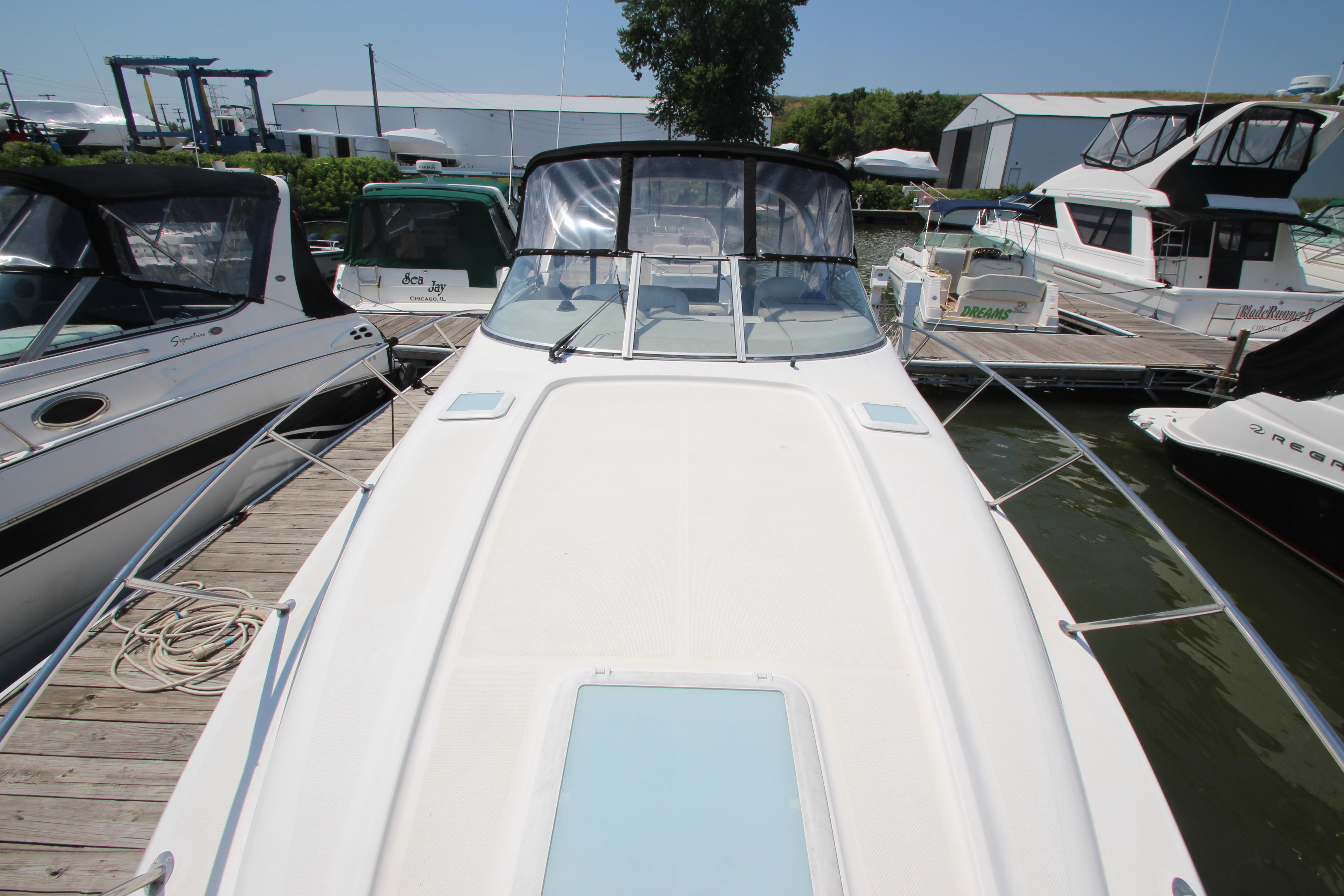 1999 Bayliner 3055 Ciera docked at marina, surrounded by other boats.