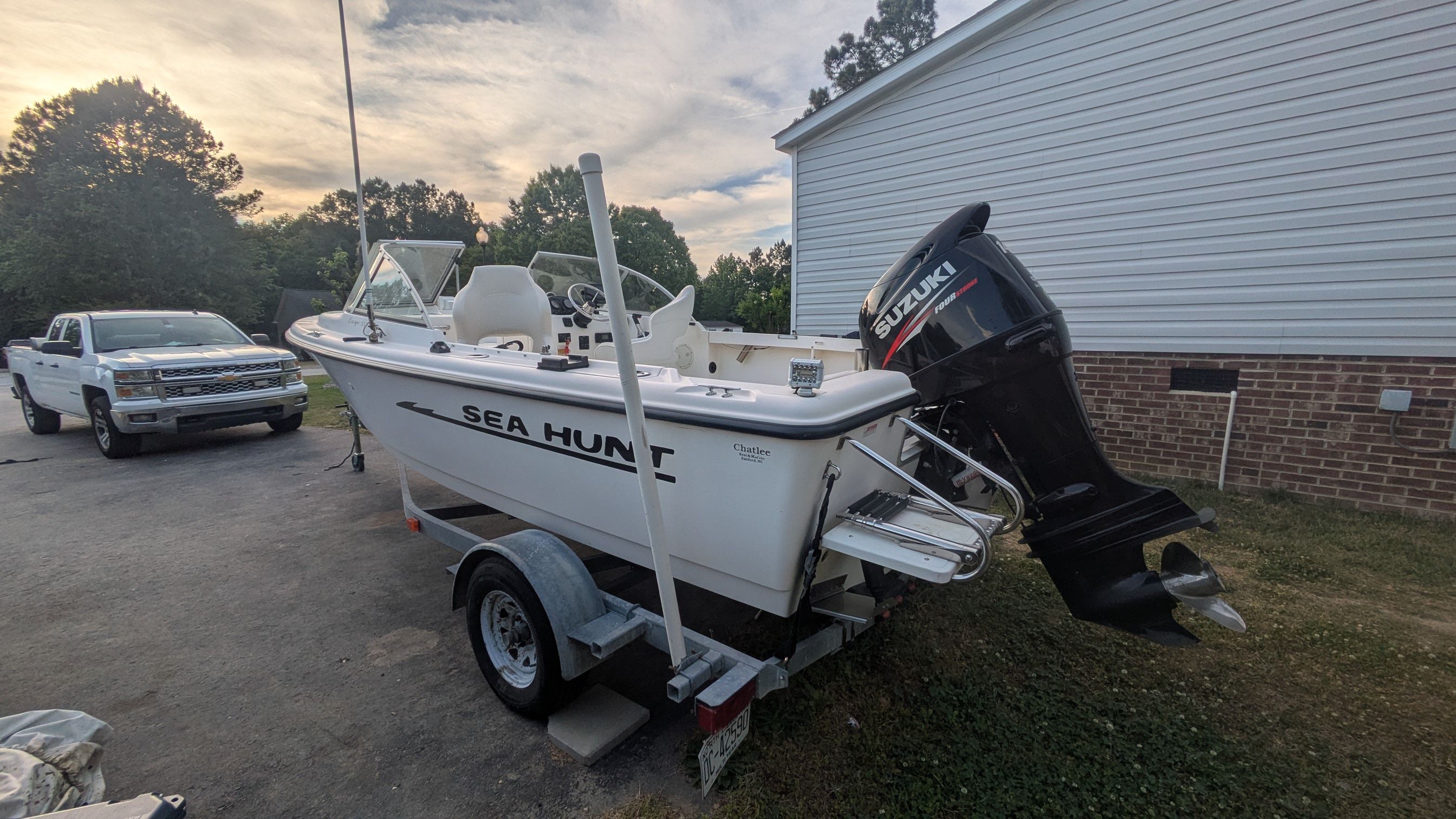 Sea Hunt Escape 200 boat from 2000 with Suzuki outboard motor.