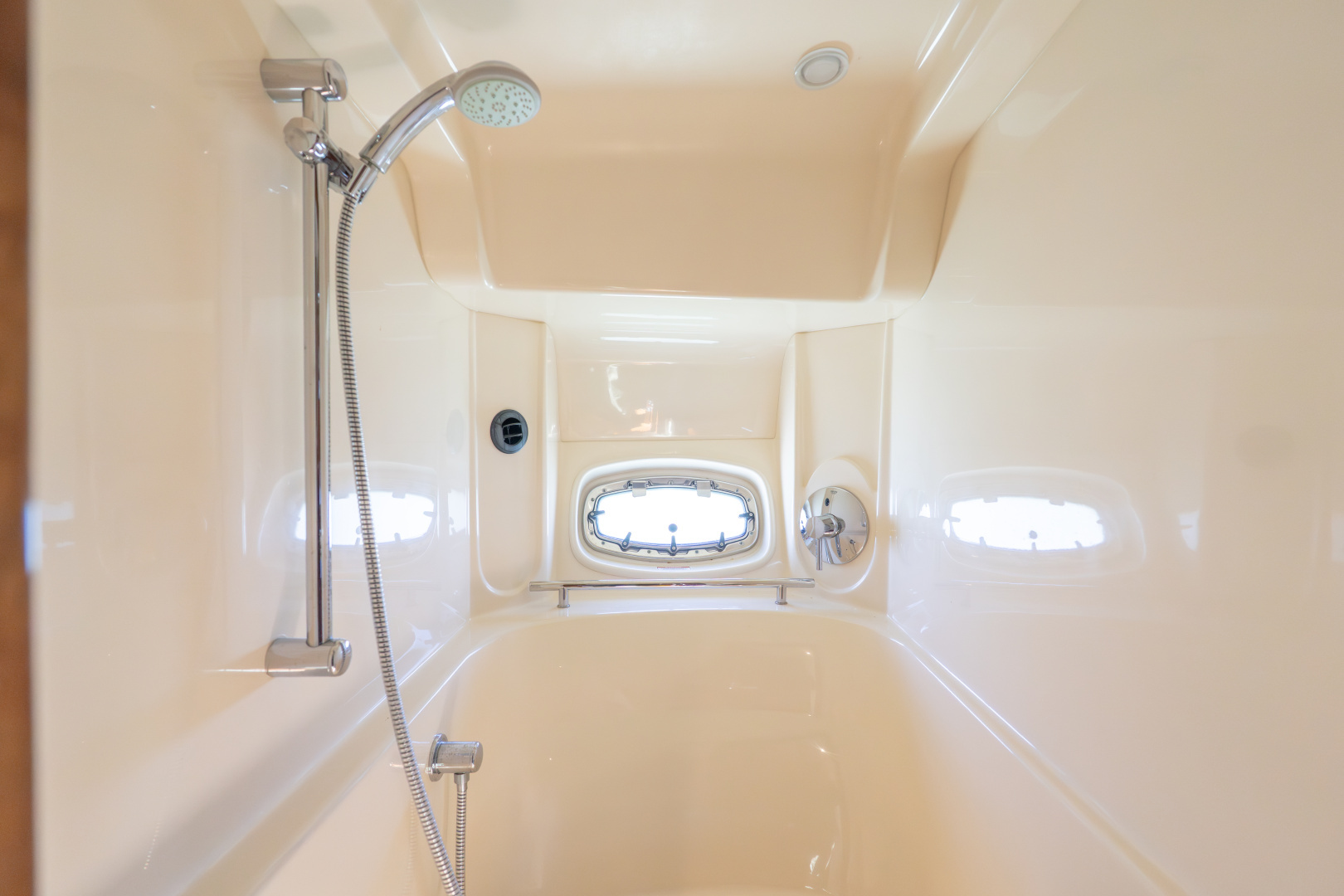 2010 Sea Ray 50 SUNDANCER - Image 18