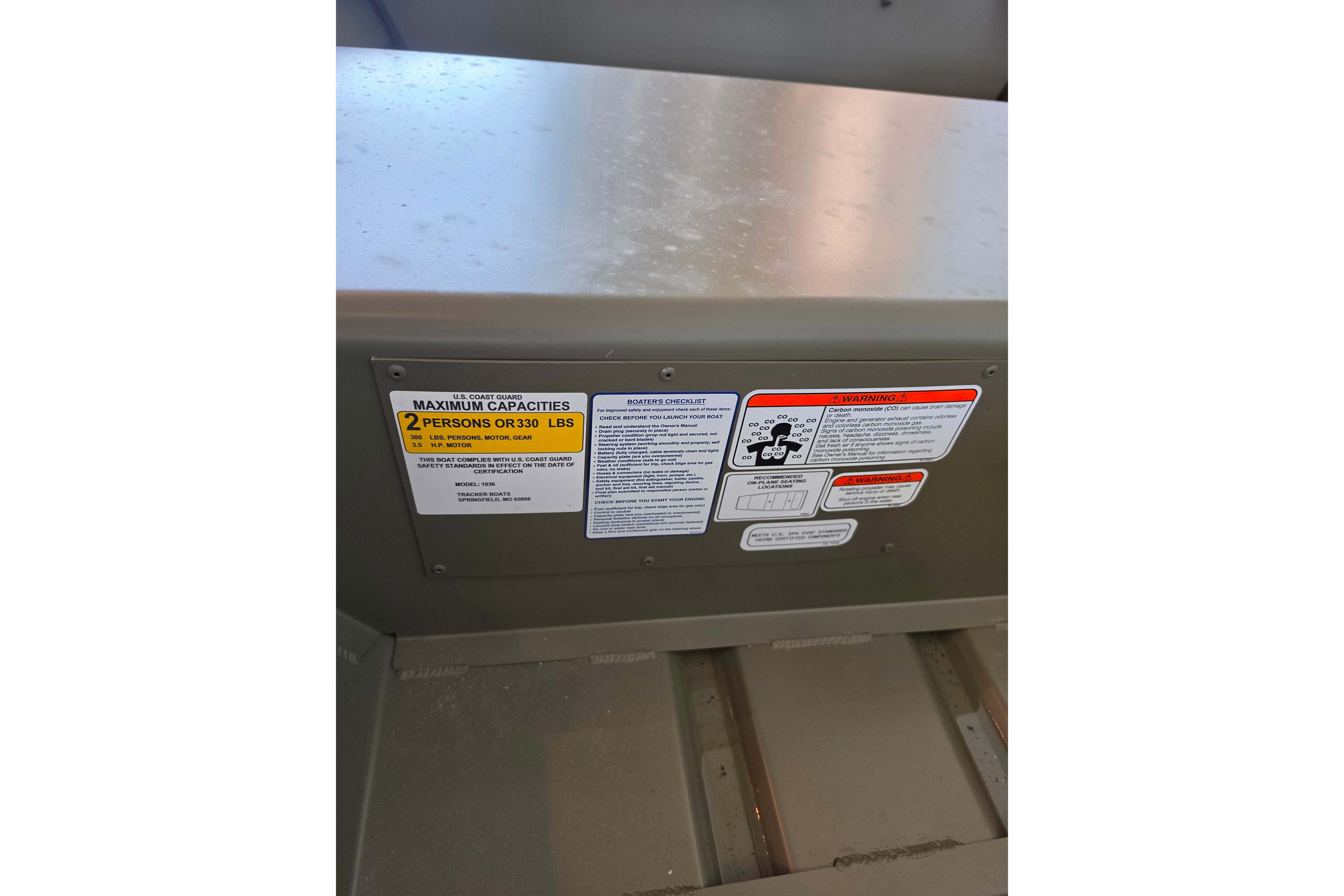 2026 Tracker Grizzly 14 Jon boat capacity label, showing maximum load and safety warnings.