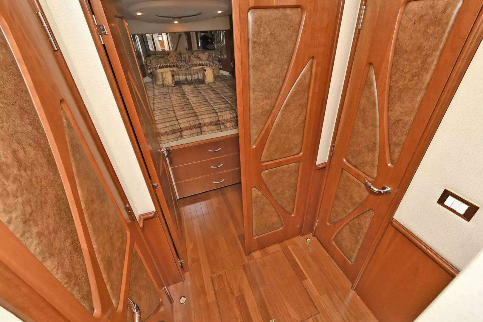 2009 Silverton 52 Ovation - Image 11