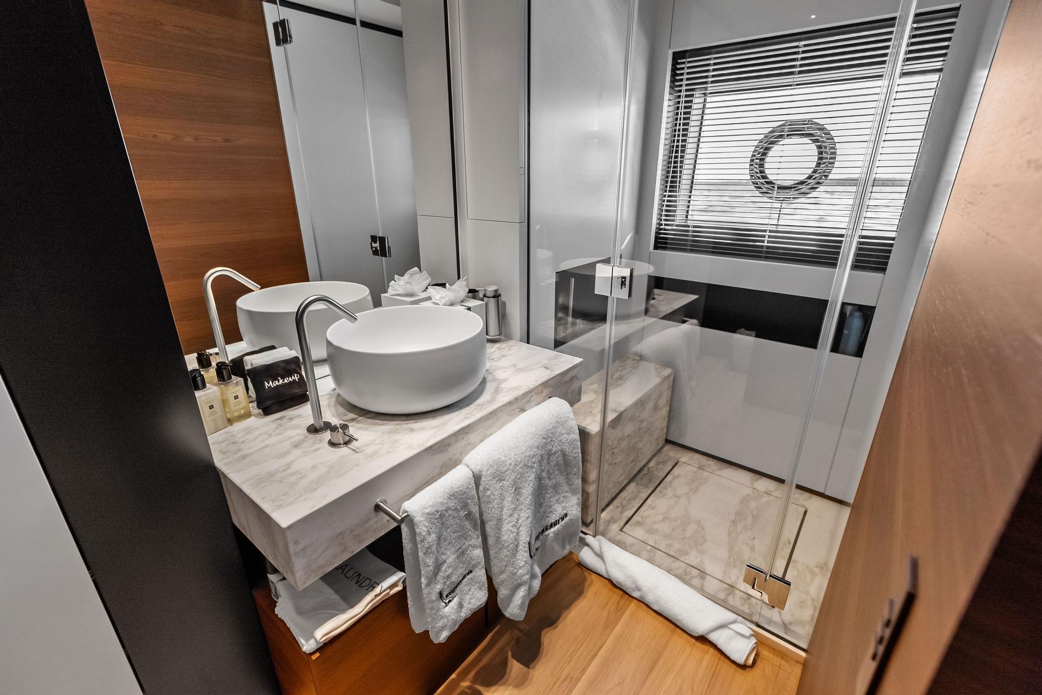 2023 Custom Line Navetta 33 - 105