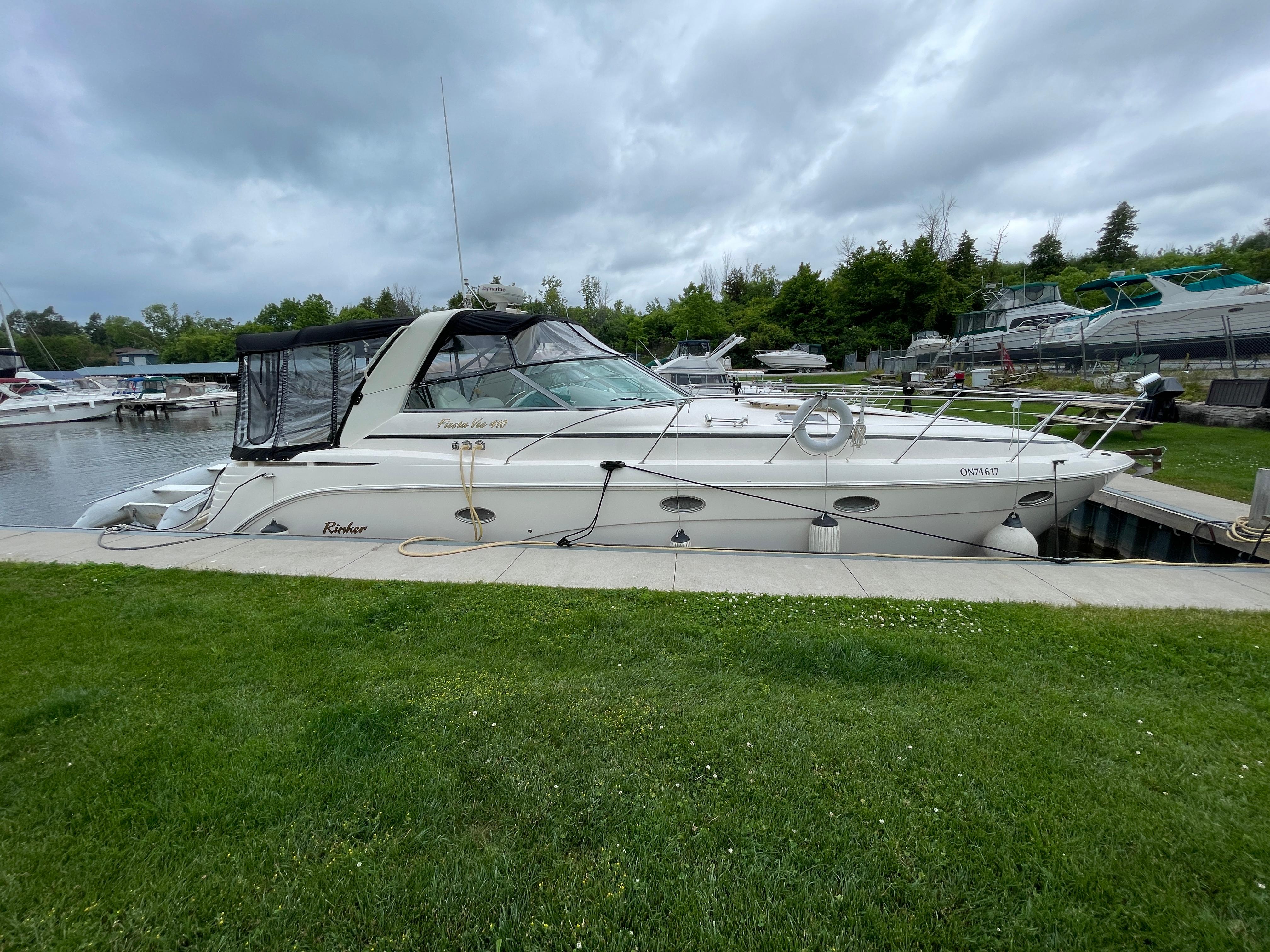 2005 Rinker Fiesta Vee 410