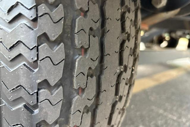 Close-up of a 2017 Searay SPX210 tire tread pattern.