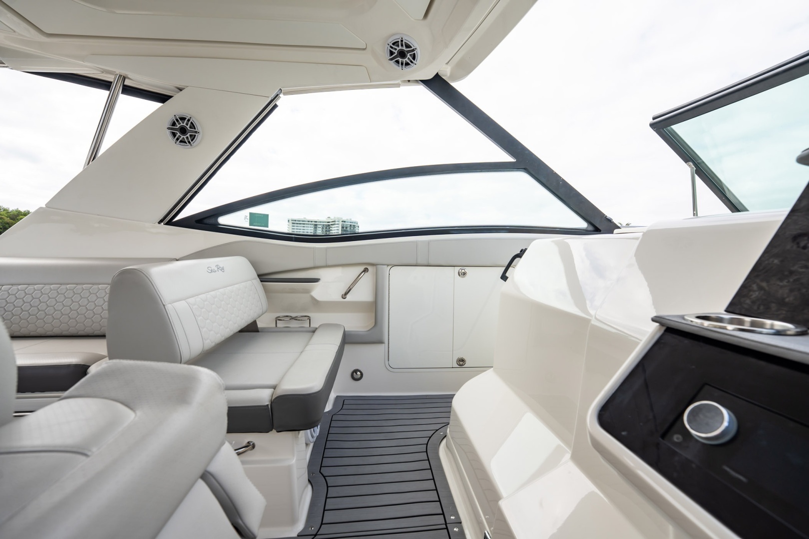 2021 Sea Ray Sundancer 320 Outboard - Image 25
