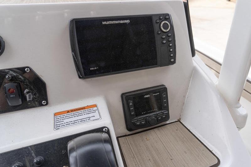 2023 Yamaha Boats 195 FSH Sport dashboard with Humminbird Helix 7 navigation system.