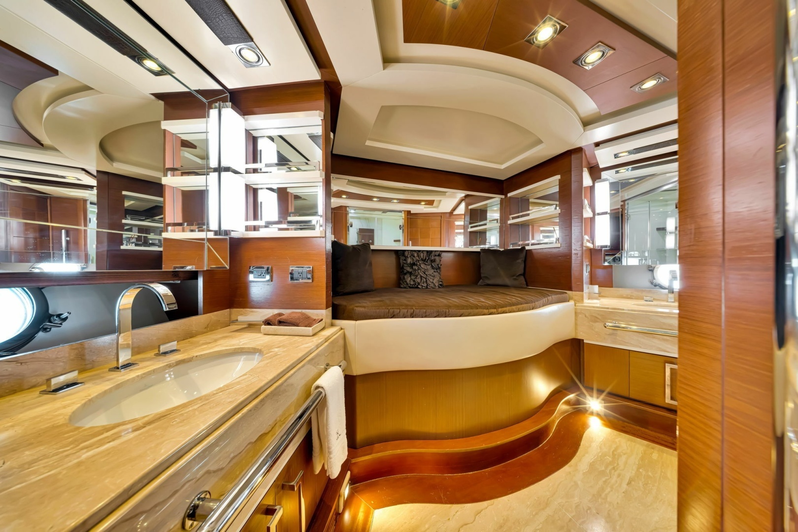 2005 Azimut 105 - Image 93
