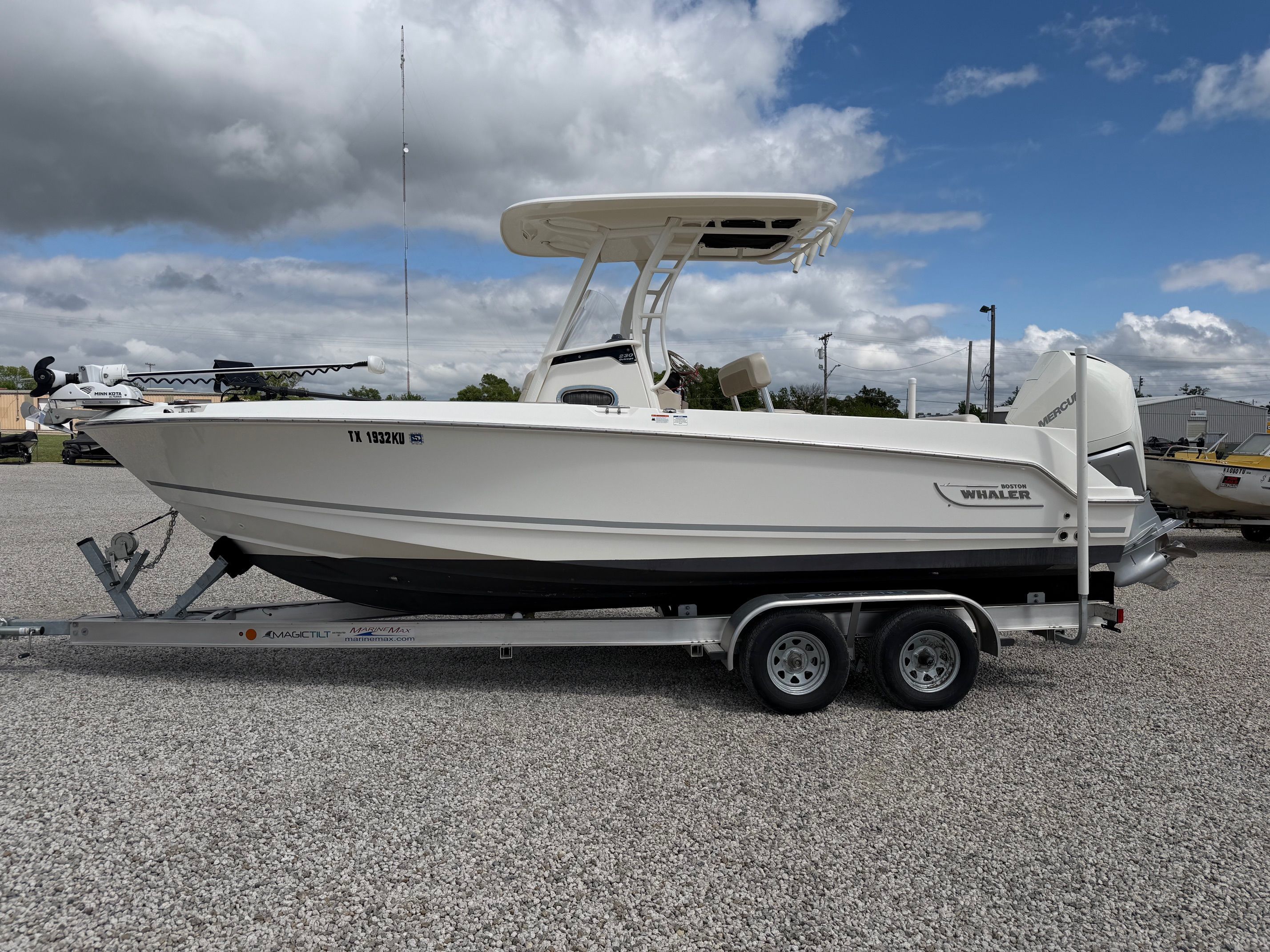 2020 Boston Whaler 230 Outrage