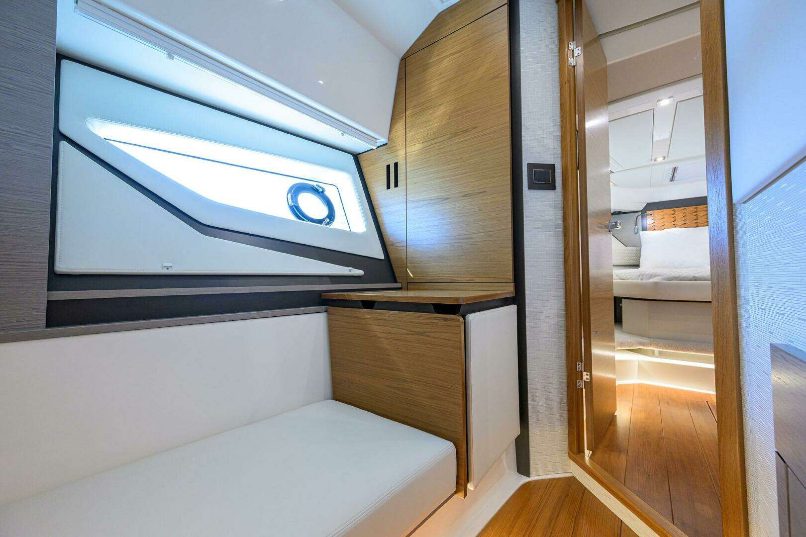 2022 Tiara Yachts 43 LE - Image 18