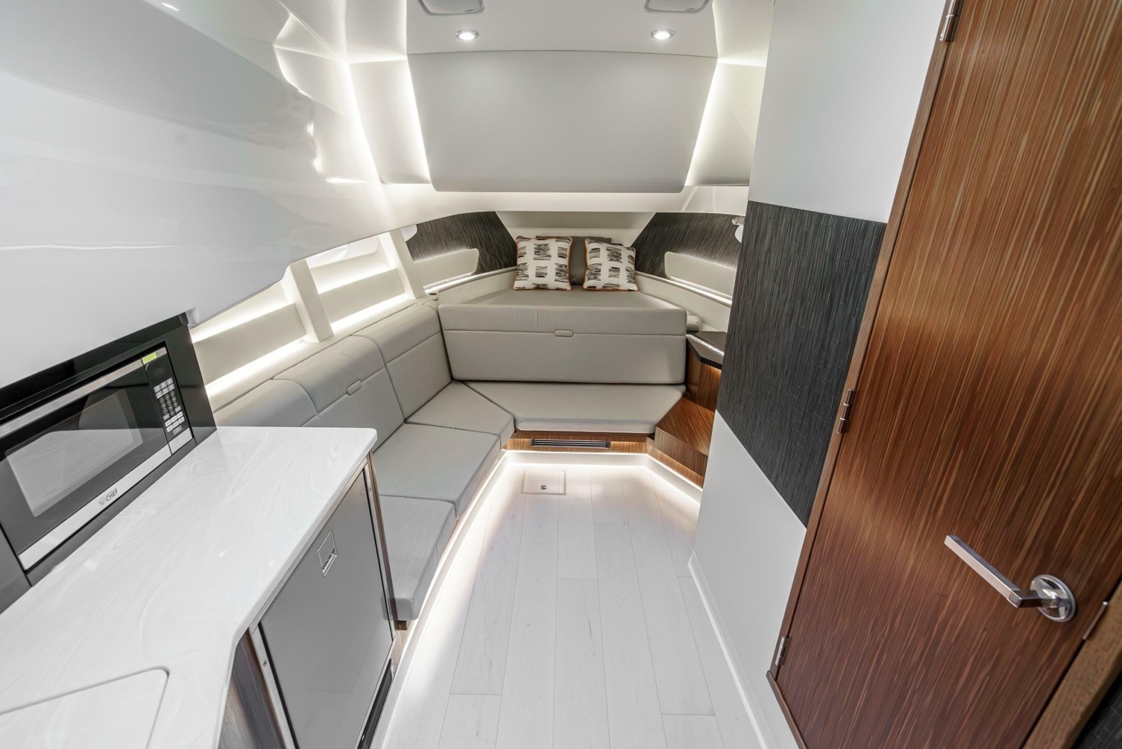 2022 Sea Ray 370 Sundancer - Image 9