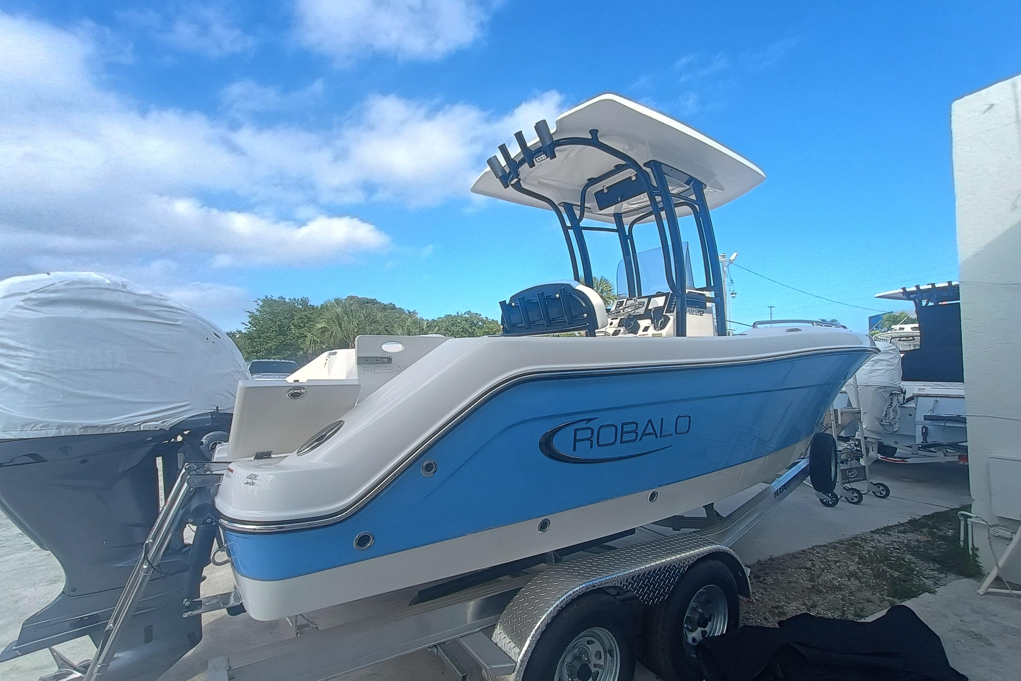 2026 Robalo R222 Center Console