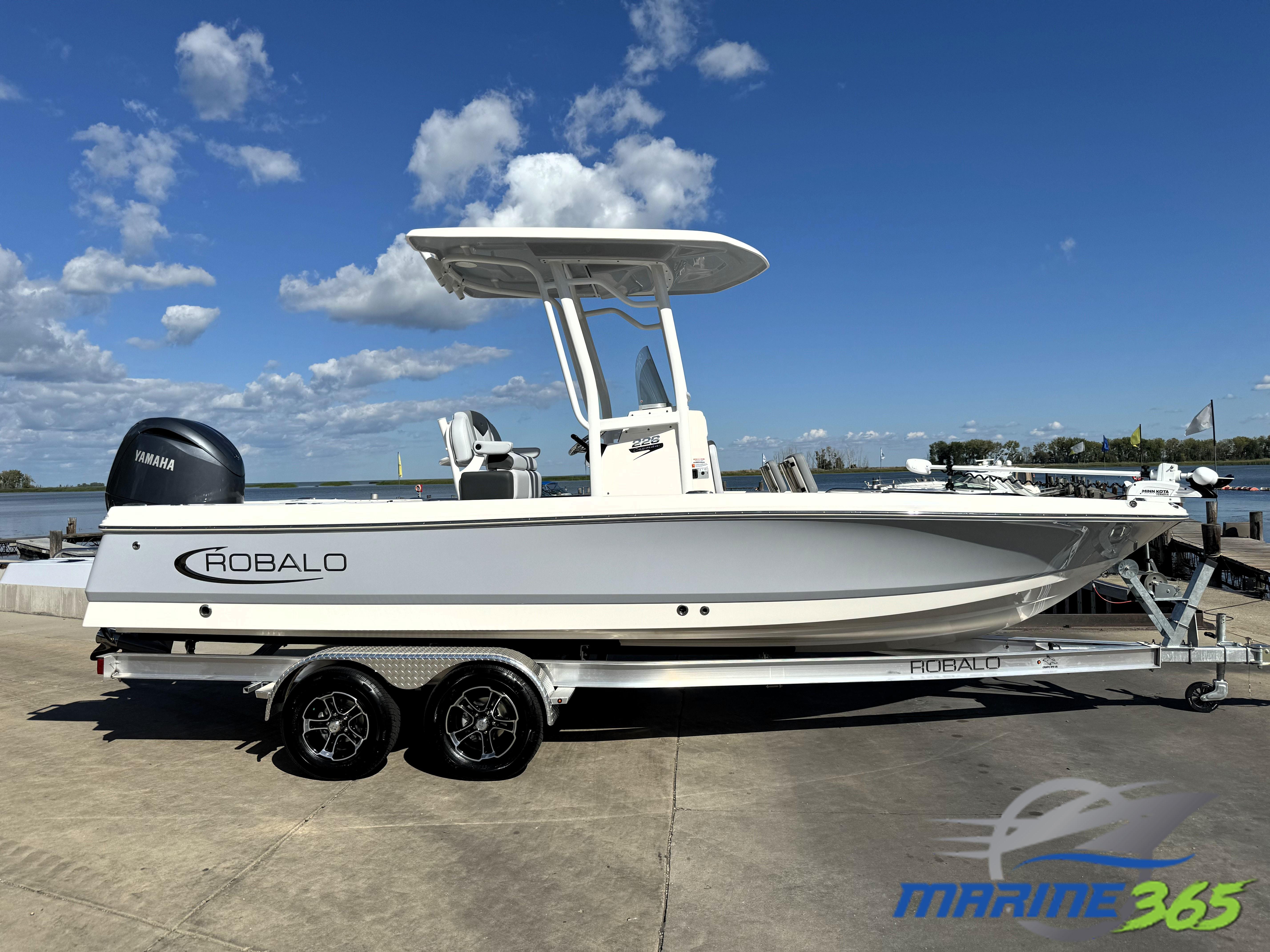 2025 Robalo 226 Cayman