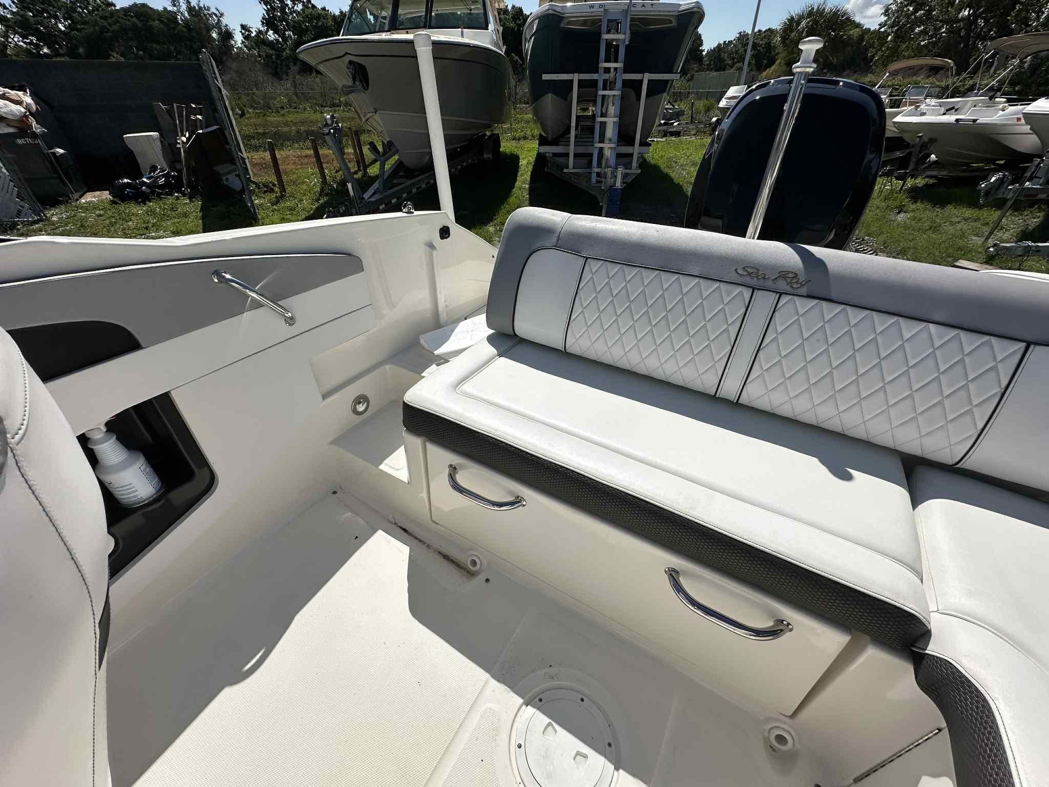 2017 SEA RAY 220 SDX - Image 17