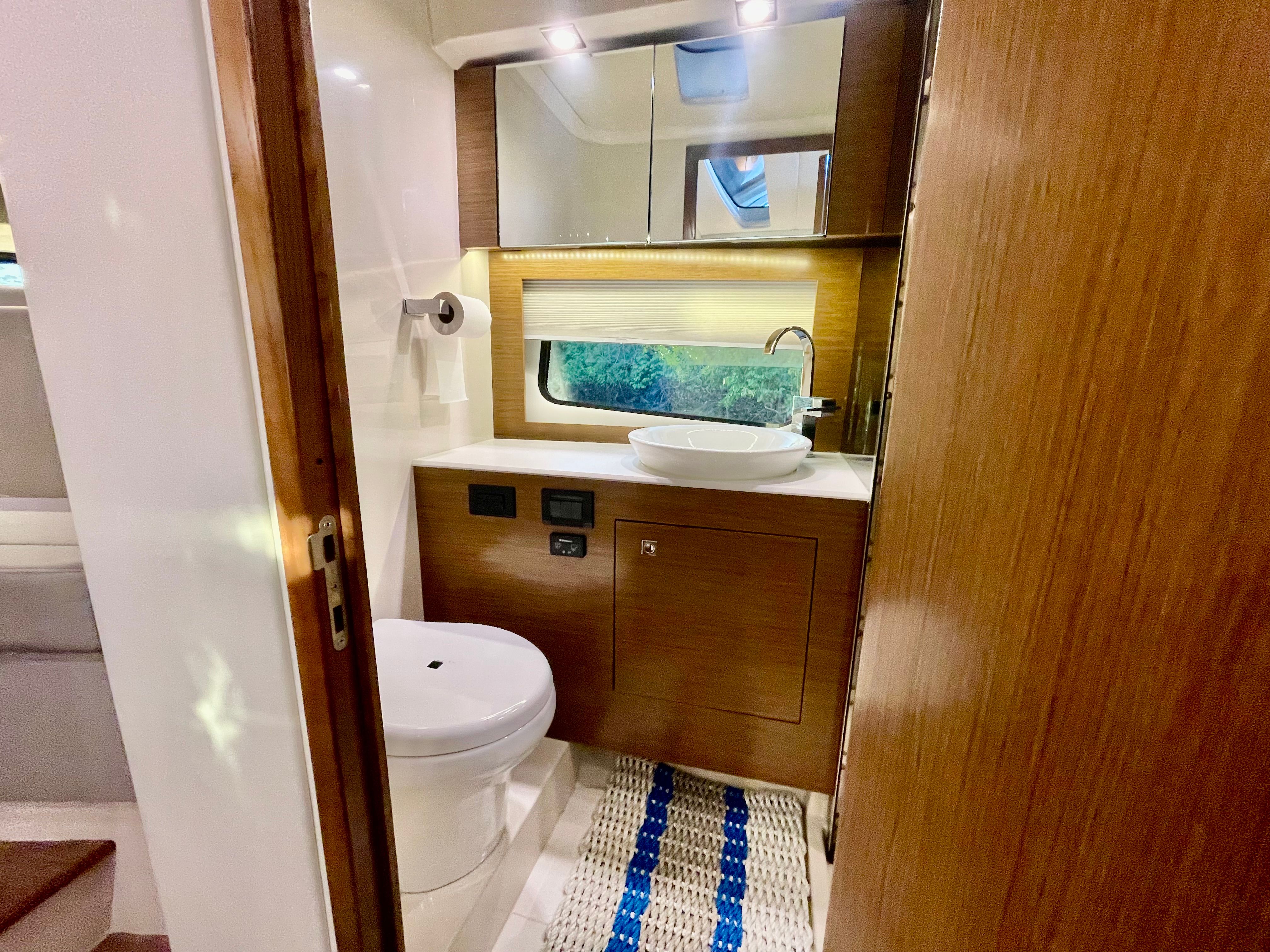 2016 Cruisers Yachts 390 Express Coupe - 35