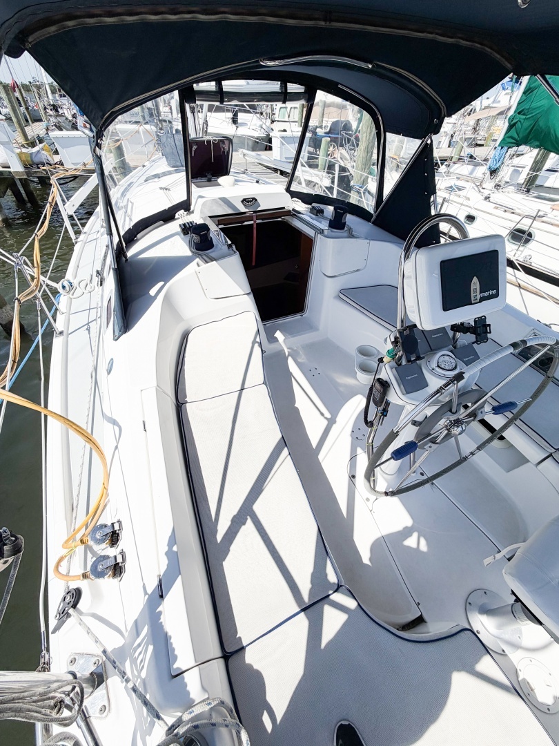 2005 Hunter 36 - Image 18