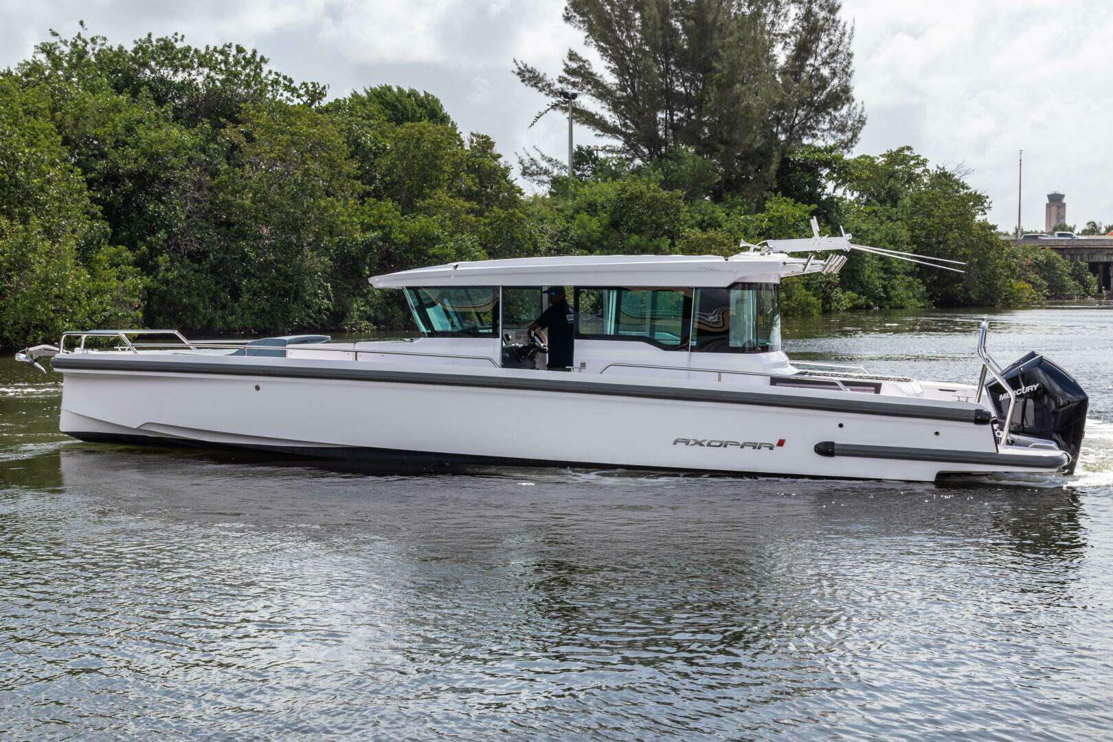 2024 Axopar 37XC CROSS CABIN - Image 26