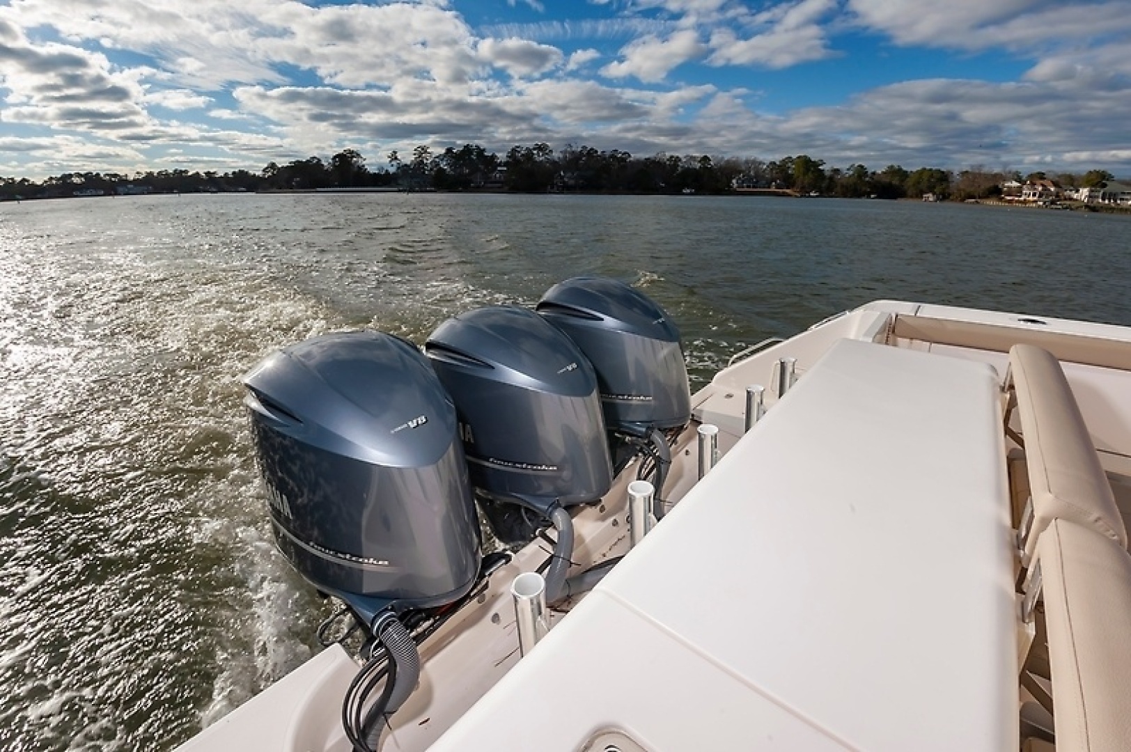 2015 Pursuit 385 OS - Image 8
