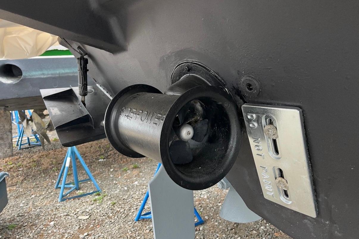 Close-up of 2005 Cruisers Yachts 405 Express Motoryacht thruster and hull details.