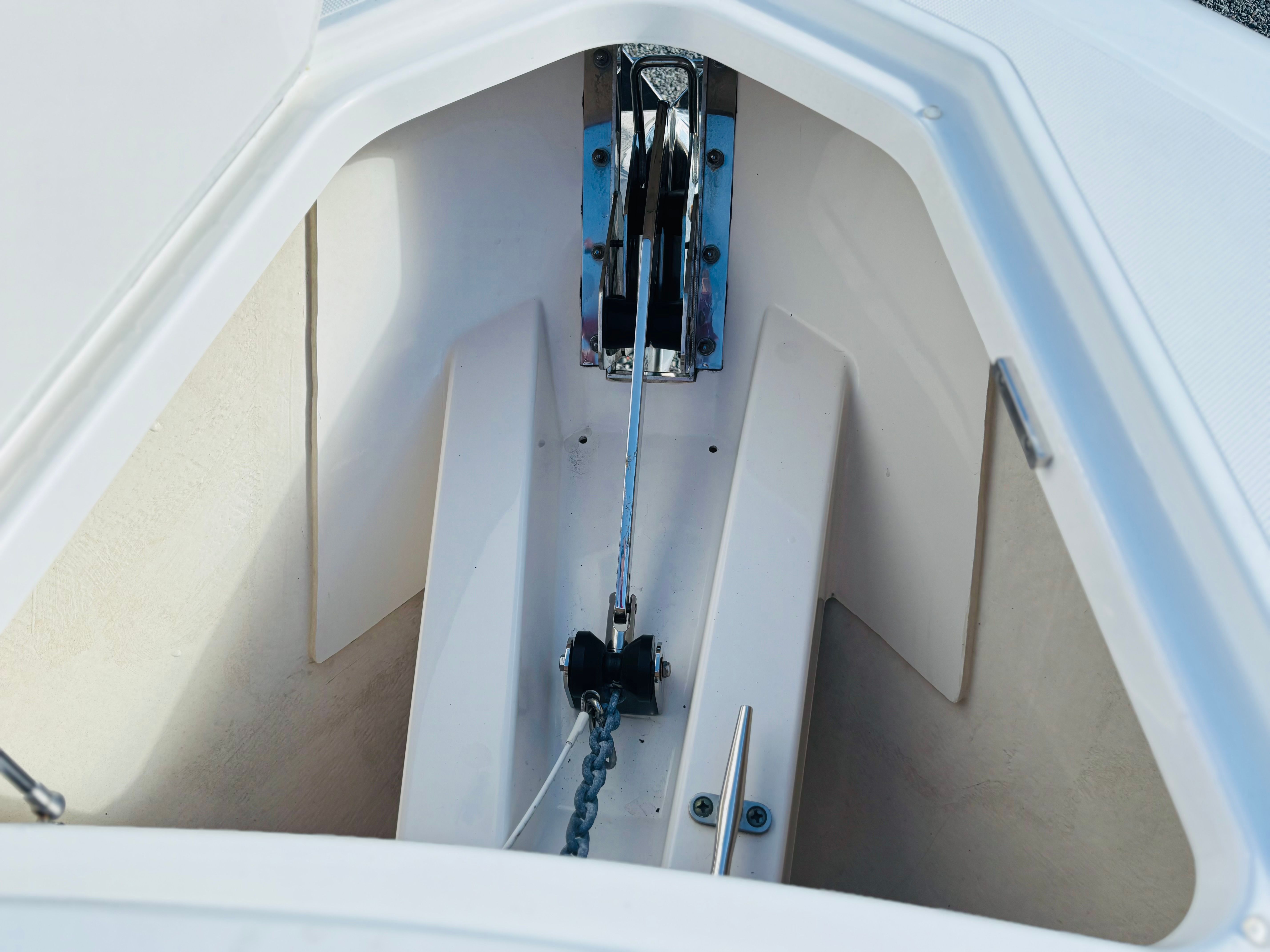 2021 TIARA YACHTS 34 LX - Image 8