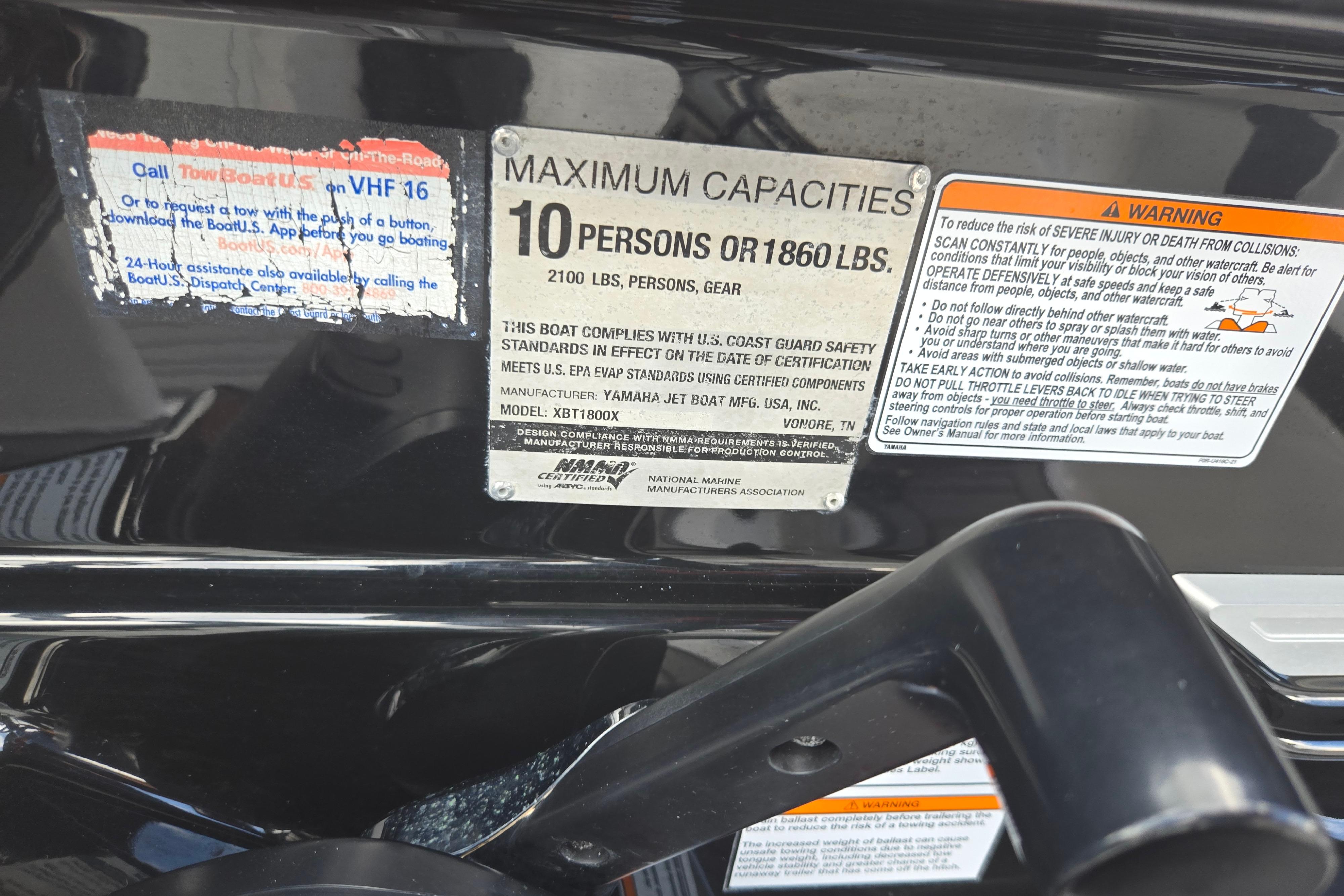 Yamaha Boats 2018 212X capacity and safety labels, maximum 10 persons or 1860 lbs.