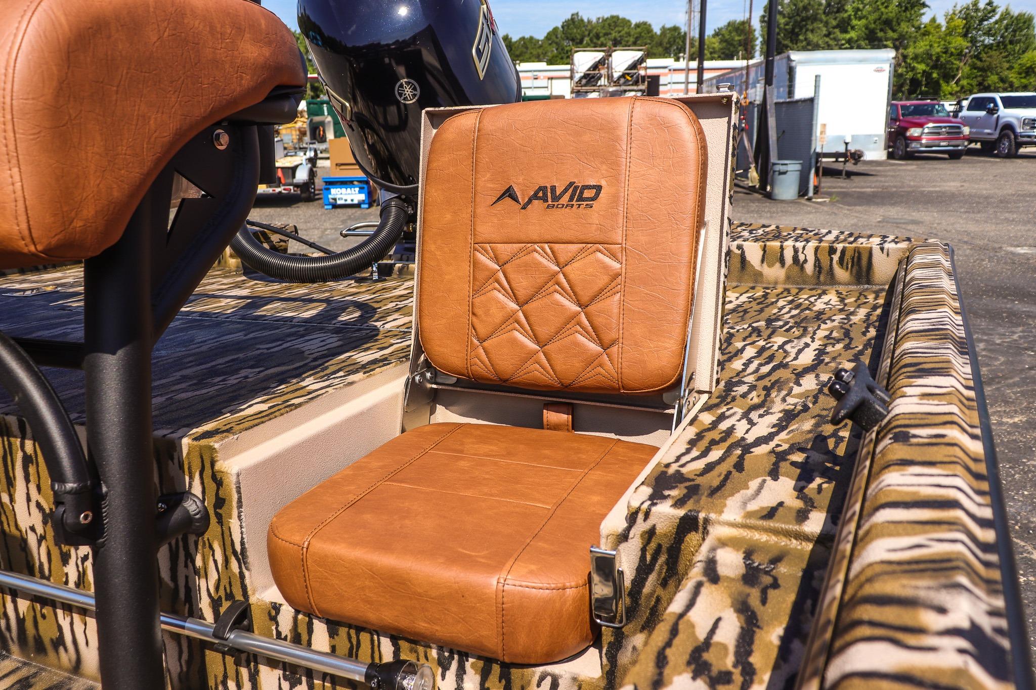 Avid 20 Rogue CC 2027: Seat with brown leather upholstery and quilted pattern.