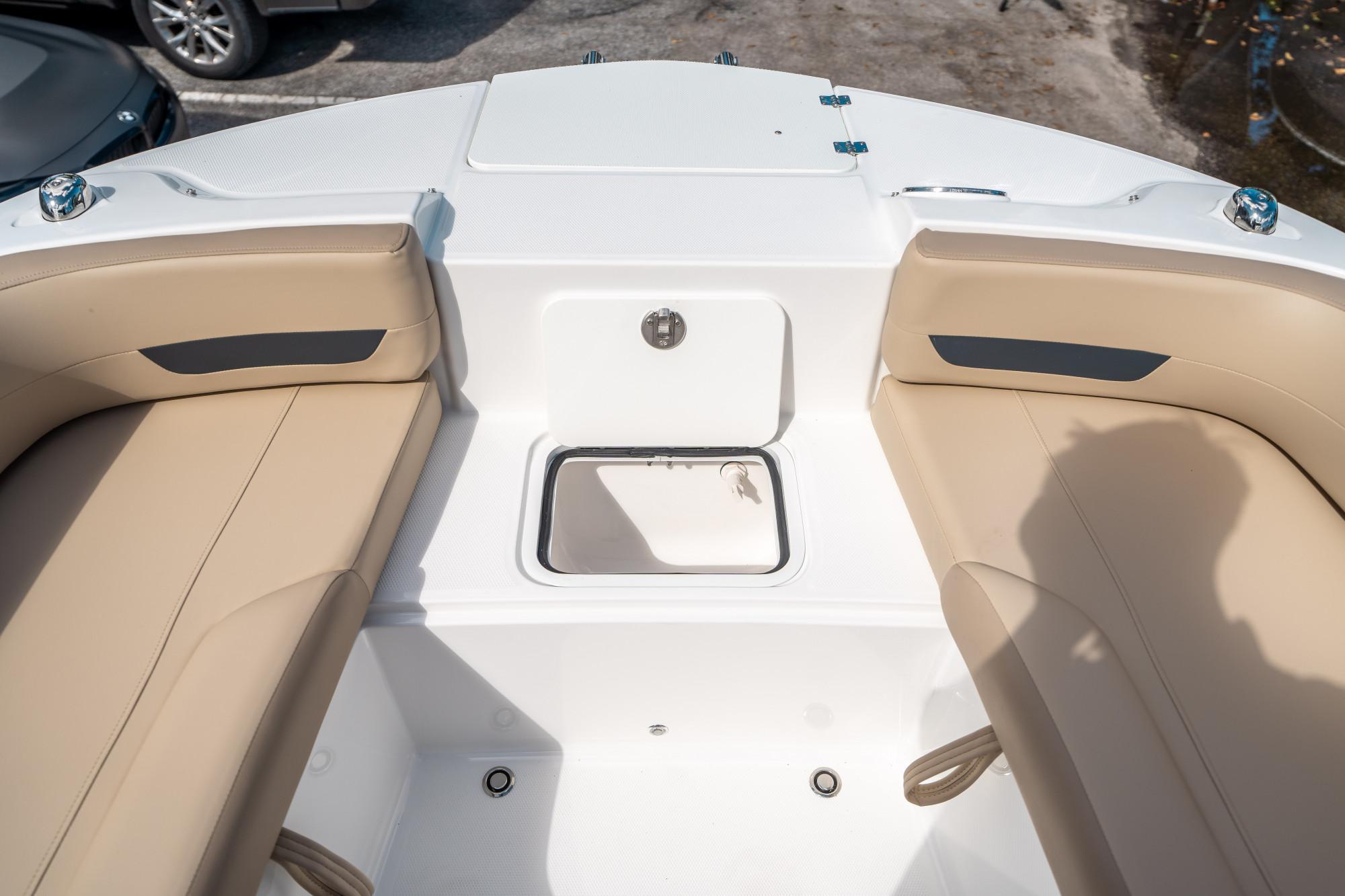 2025 Hurricane SunDeck 235 OB - 32