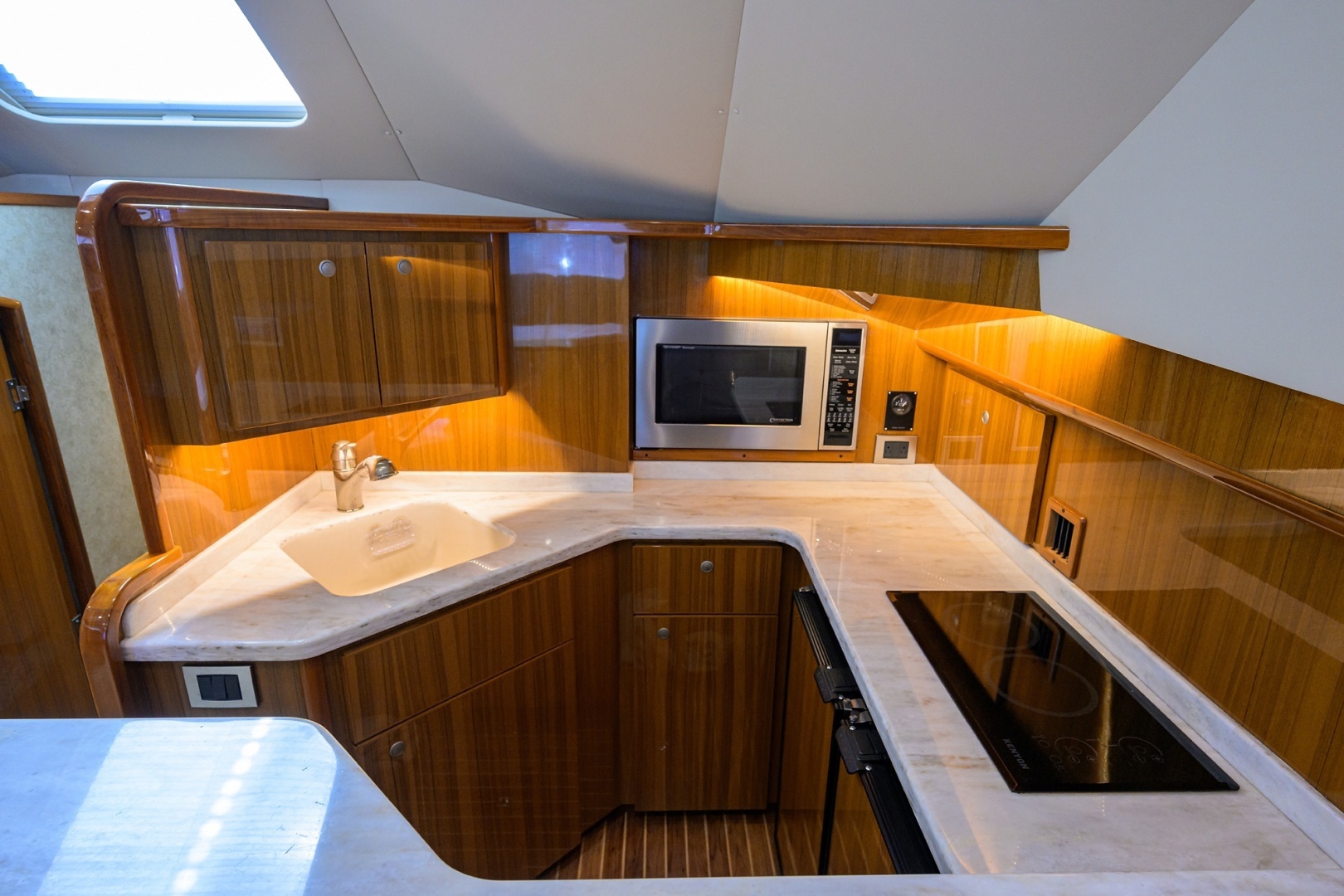 2015 Viking 42 Convertible - Image 10