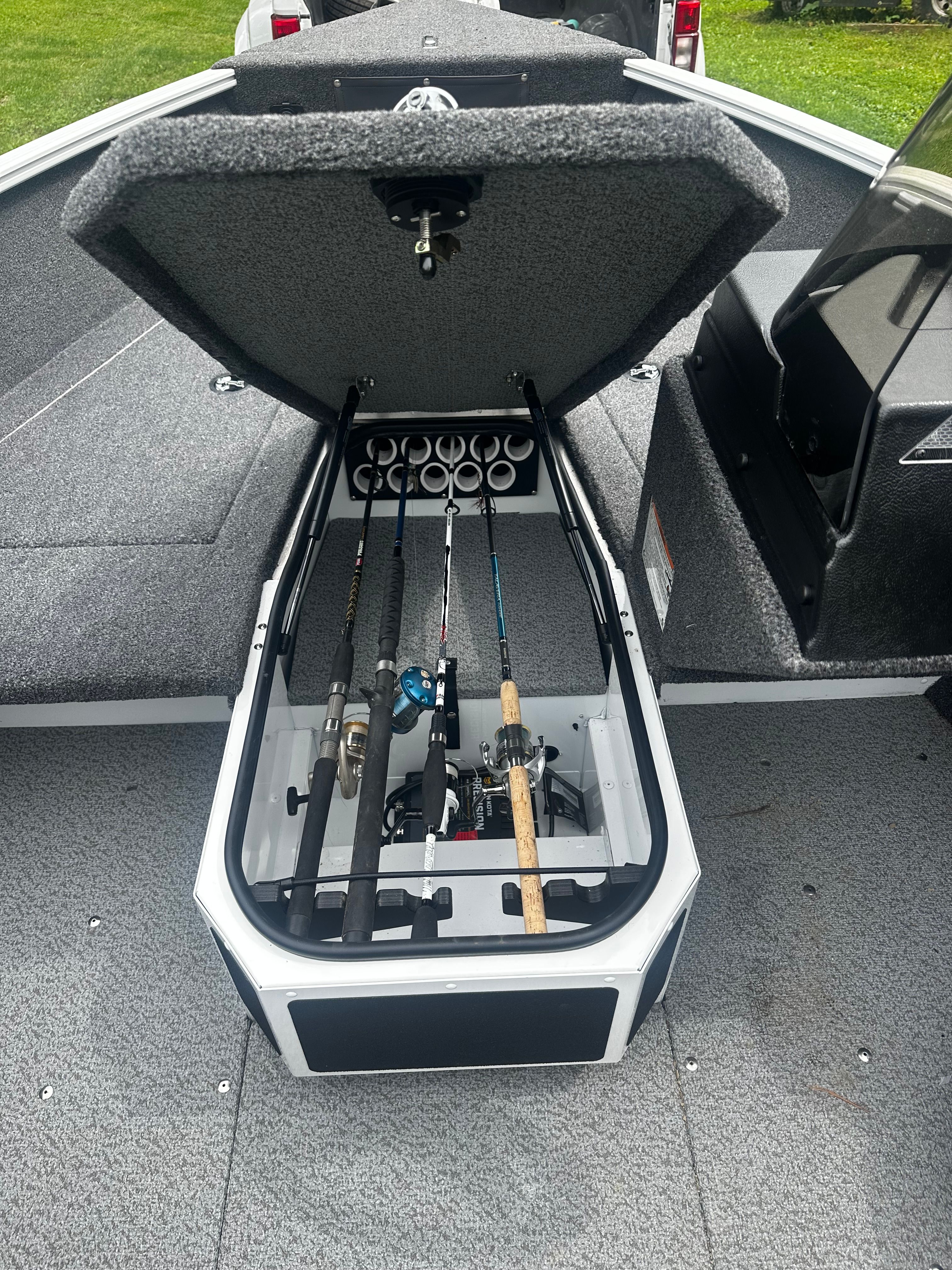 Lund 1775 Adventure SS 2025 with fishing rod storage.
