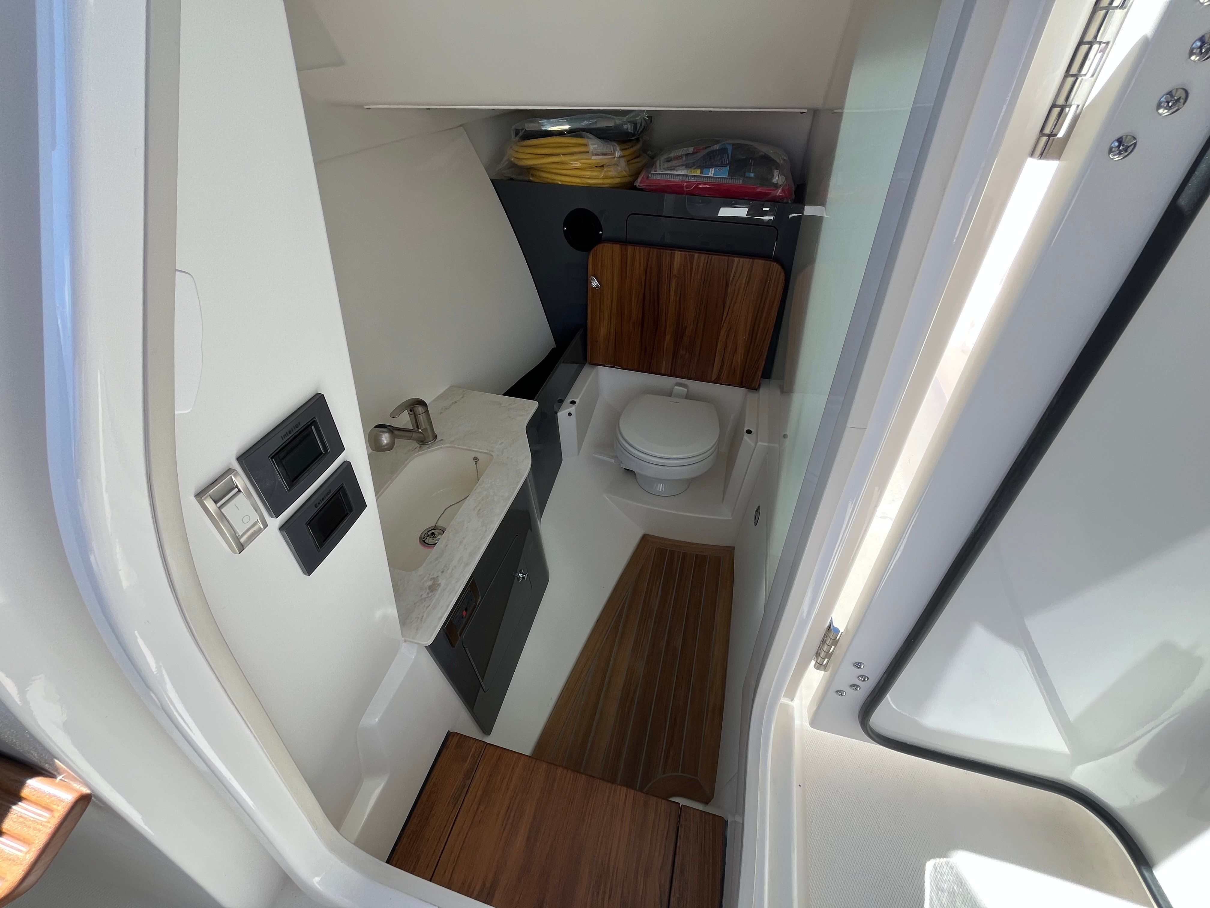 2026 Boston Whaler 330 Vantage - 20