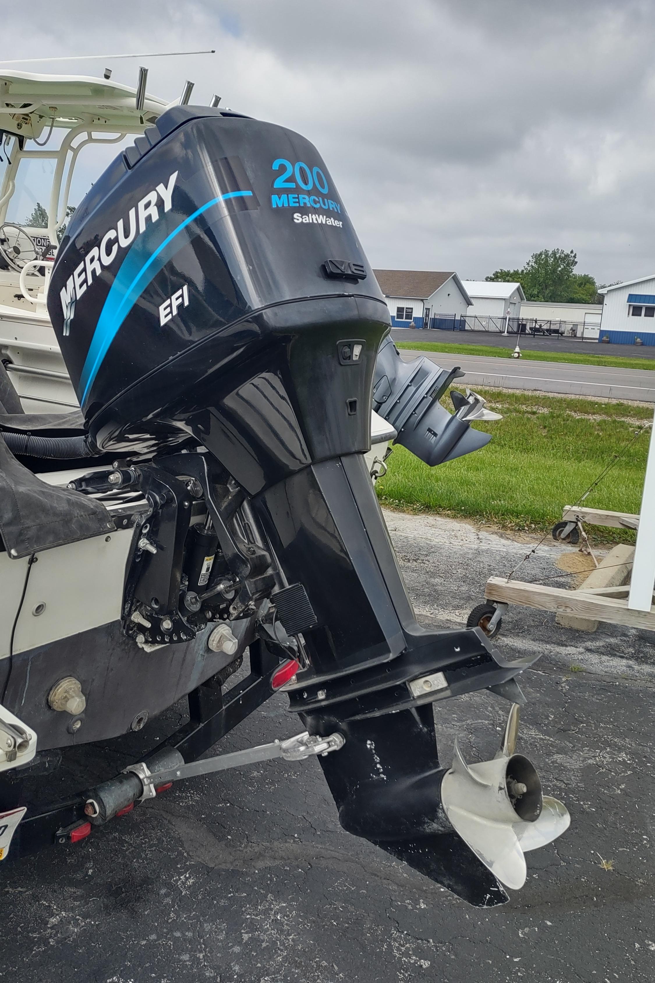 Outboard motor on a 2001 Robalo 2020 Center Console boat, featuring Mercury 200 EFI.