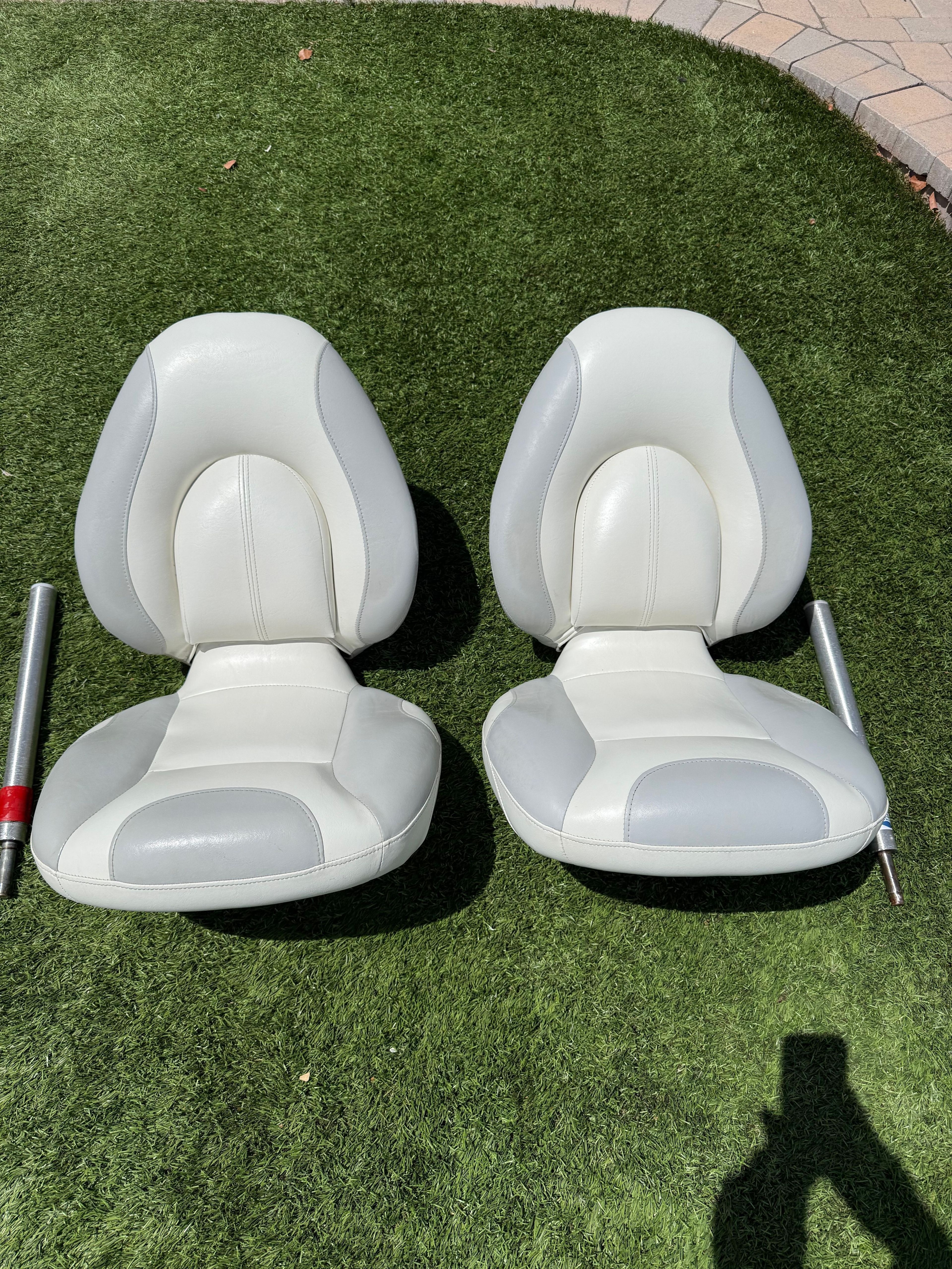 Two white boat seats on green grass, Robalo 2100 Bay Hunter 1998.