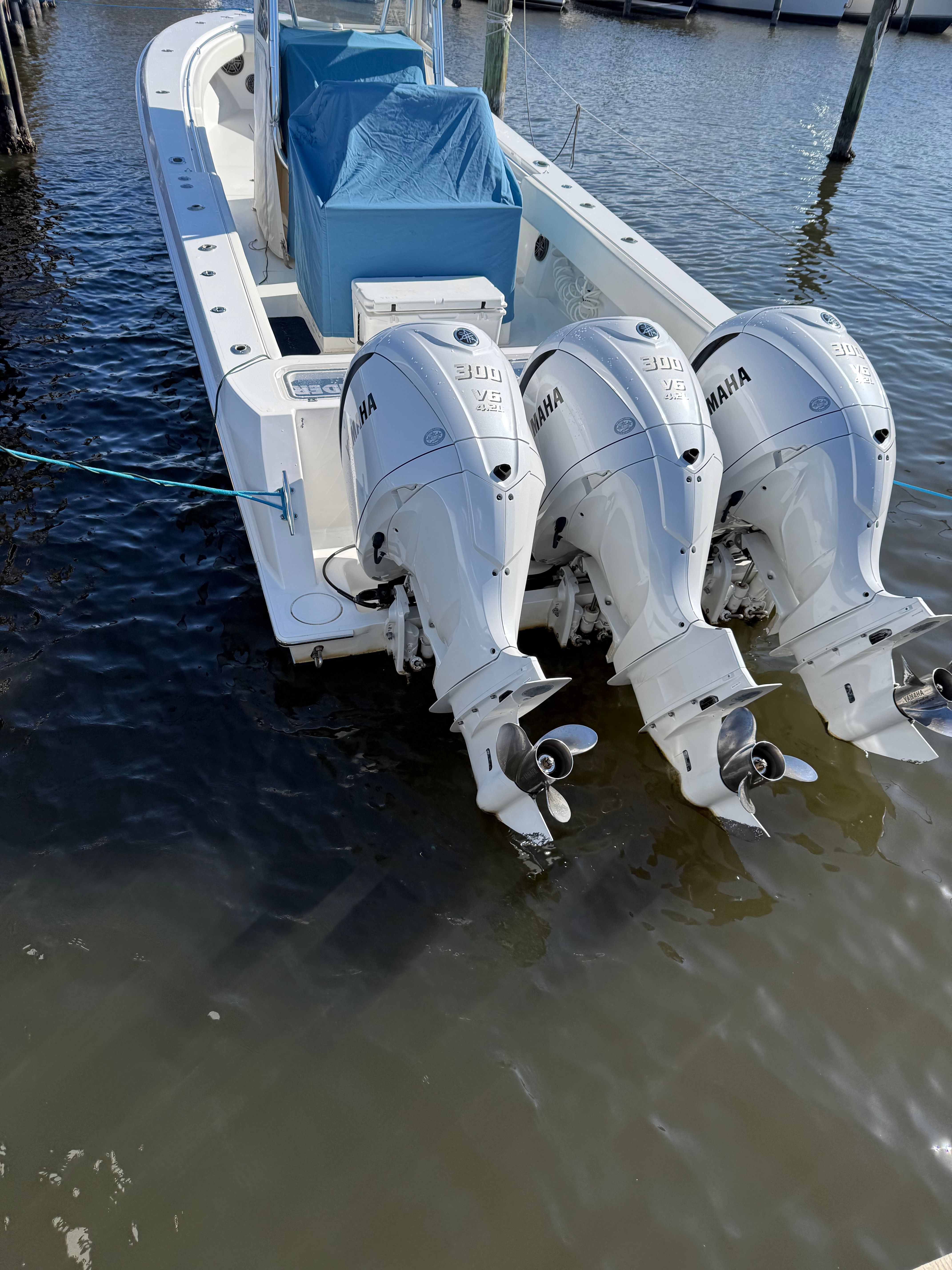 2009 Contender 33 Tournament with three Yamaha engines in water.