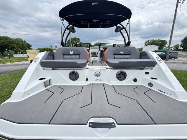 2027 Scarab 210 LX Wake - 12