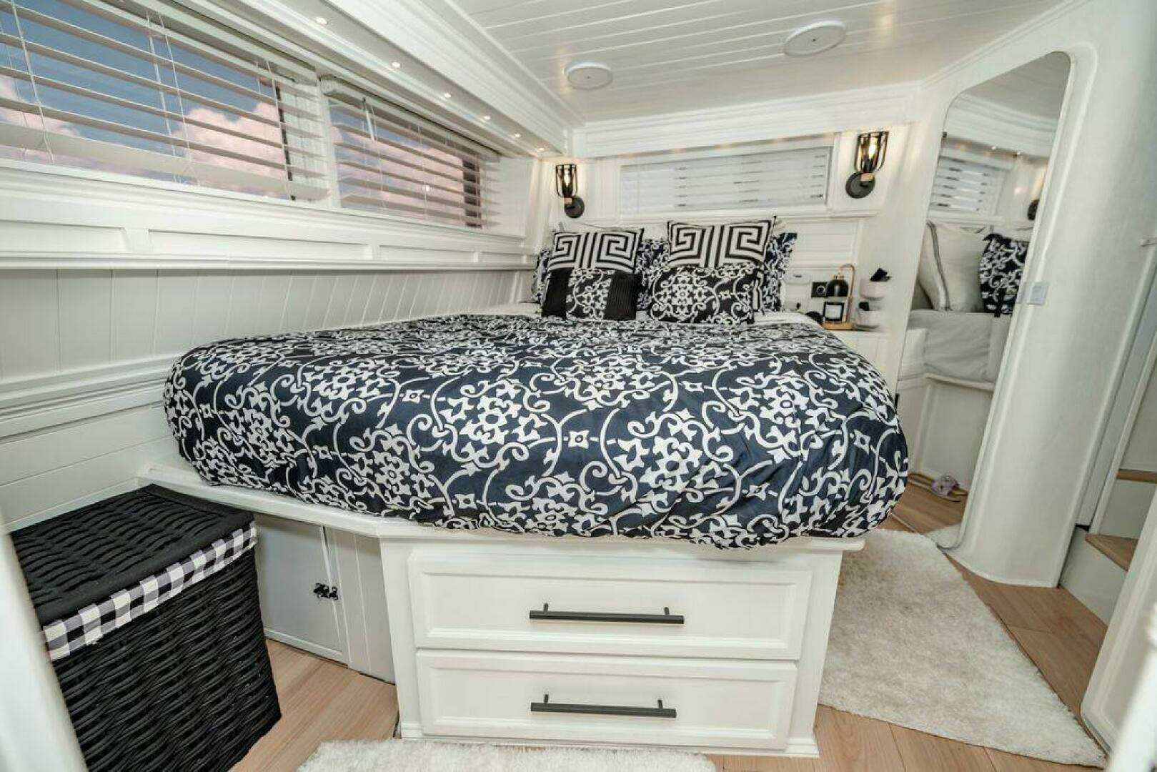 1991 Cruisers Yachts 3850 Aft Cabin - Image 28