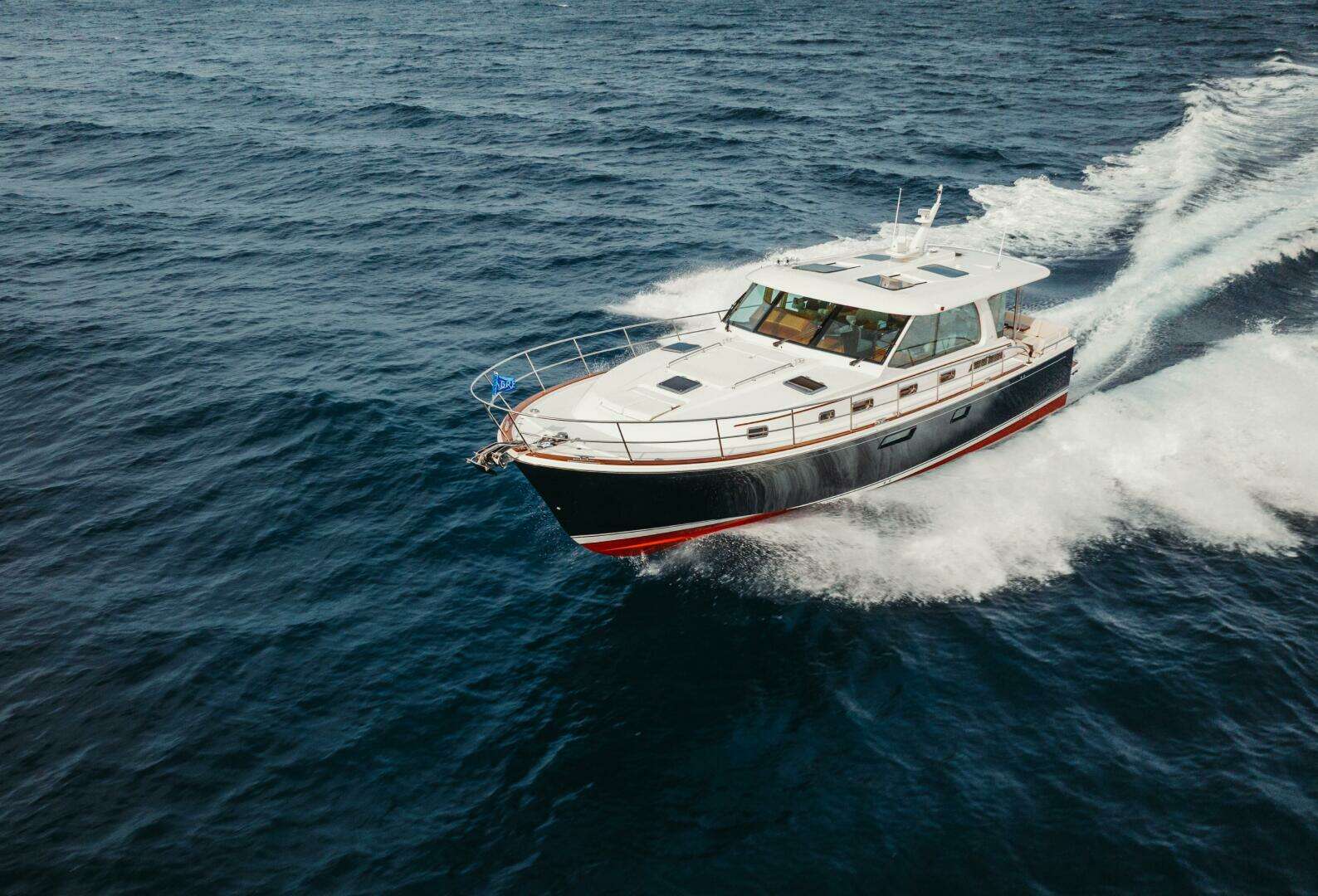 2027 Sabre 51 Salon Express - Image 3