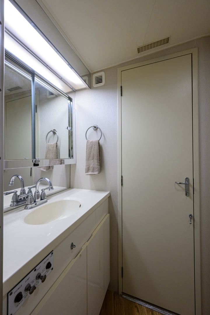 1992 Hatteras 46 Convertible - Image 29
