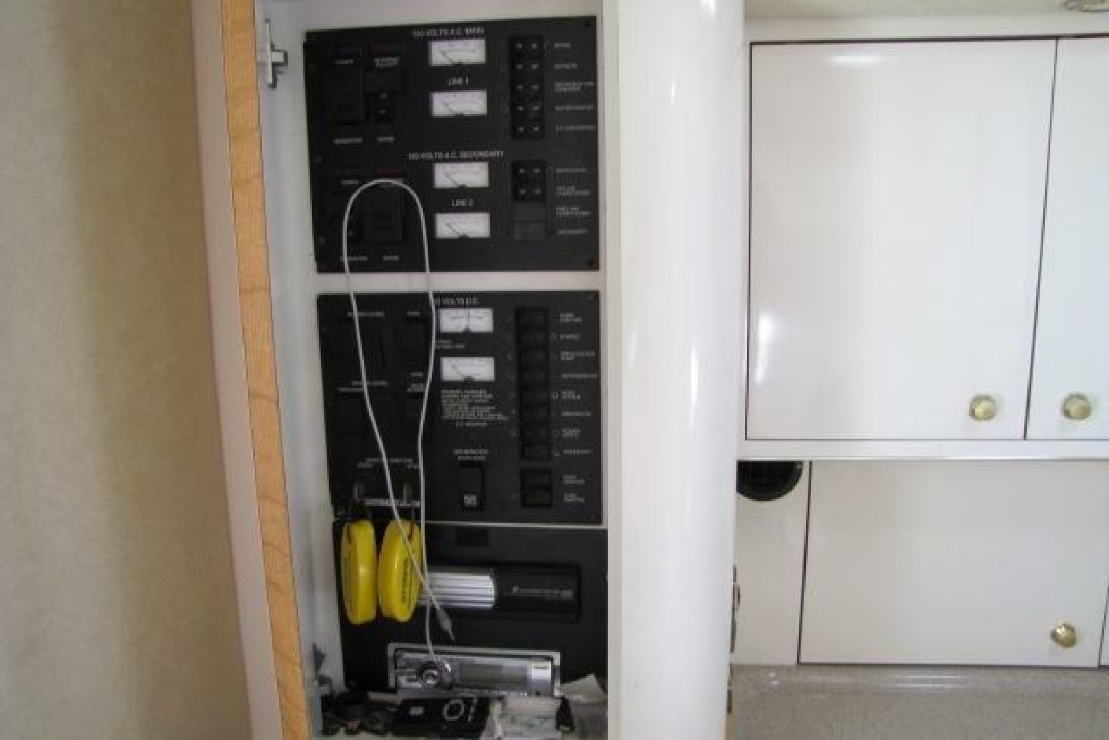 1997 Sea Ray 370 Express Cruiser - Image 43