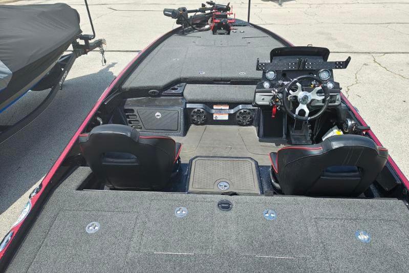 2022 Nitro Z21 XL Pro boat interior with dual seats and advanced dashboard controls.