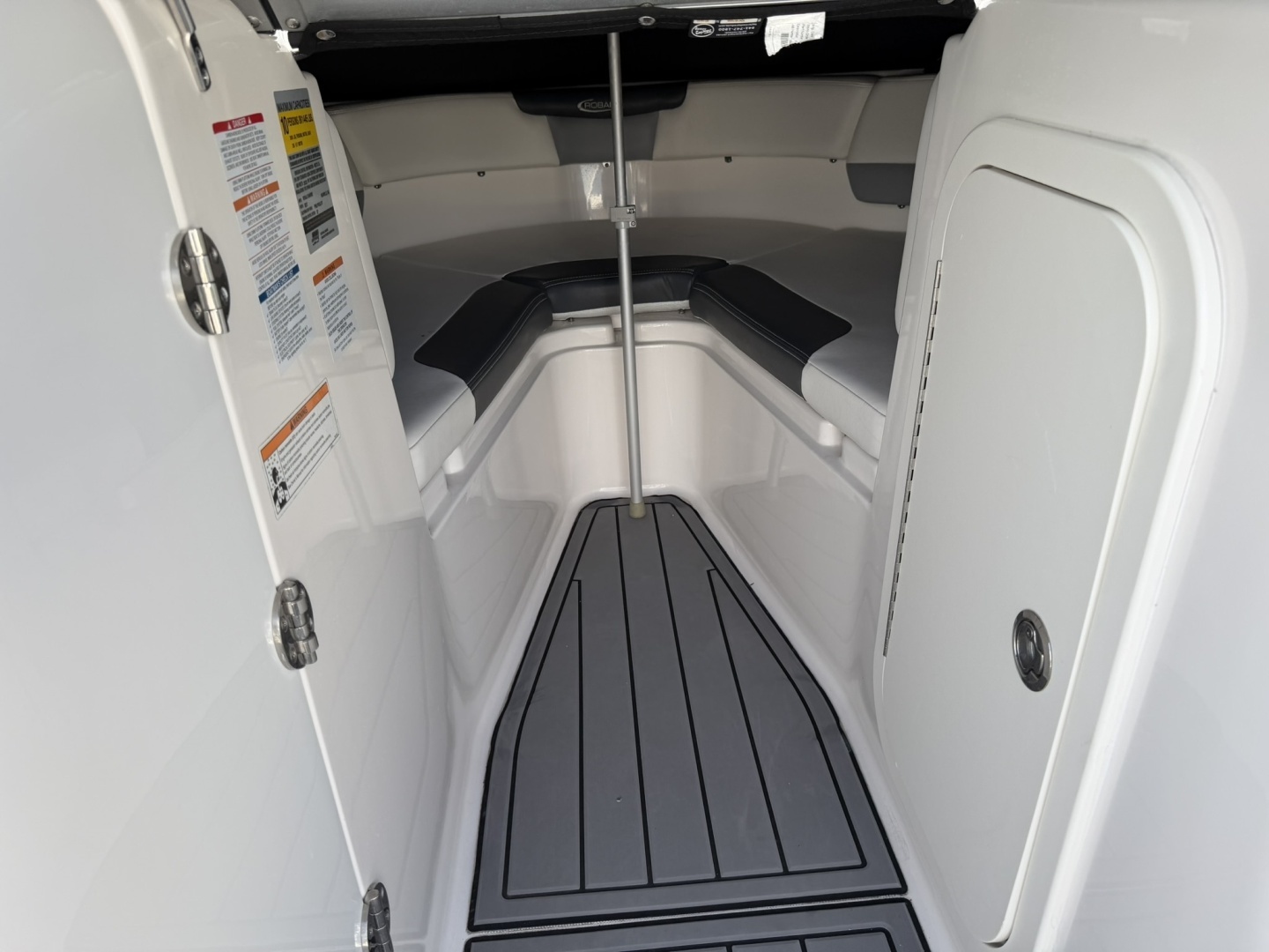 2023 Robalo R227 - Image 33