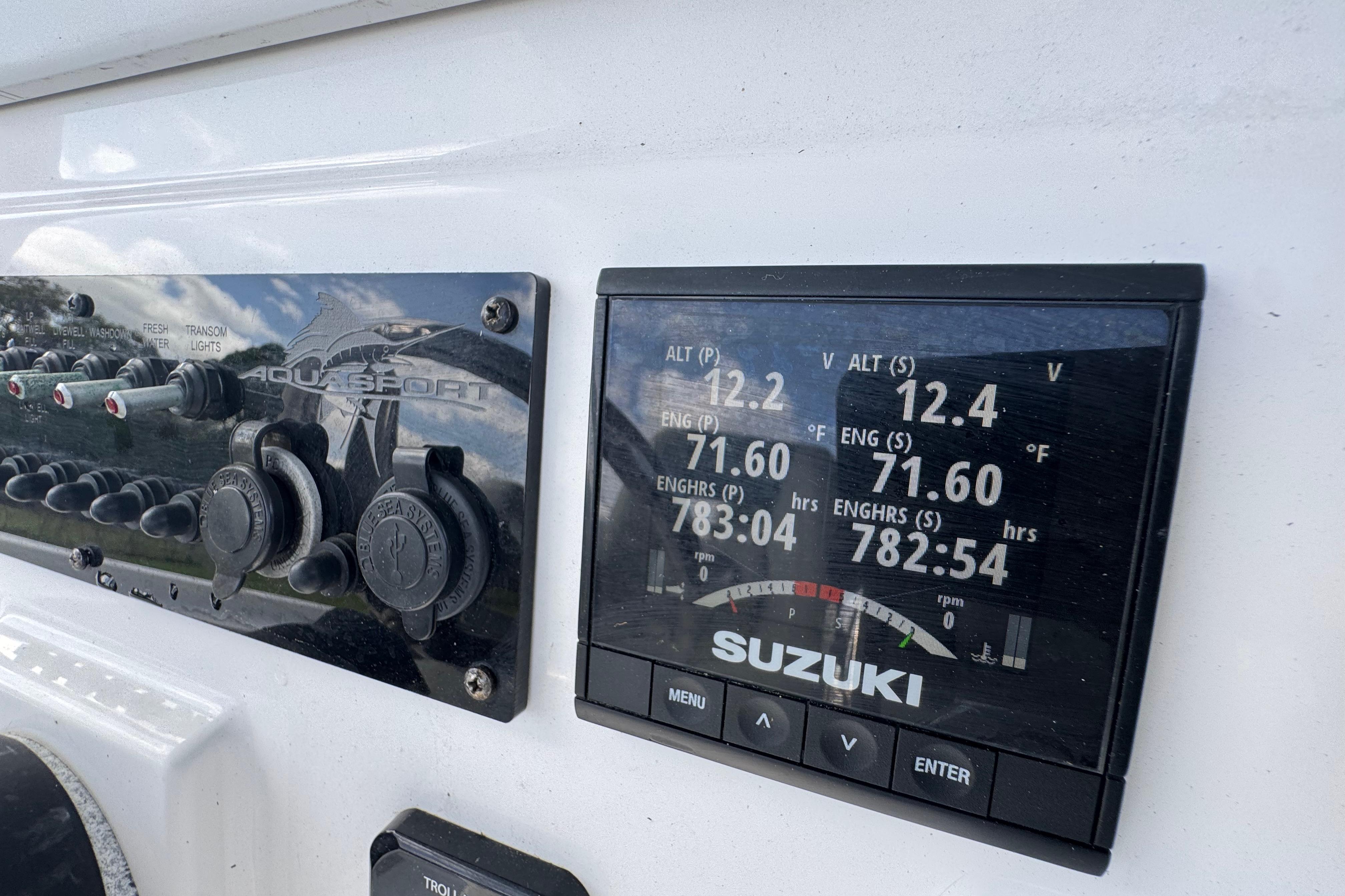 Control panel of 2022 Aquasport 2500 Center Console with Suzuki display.
