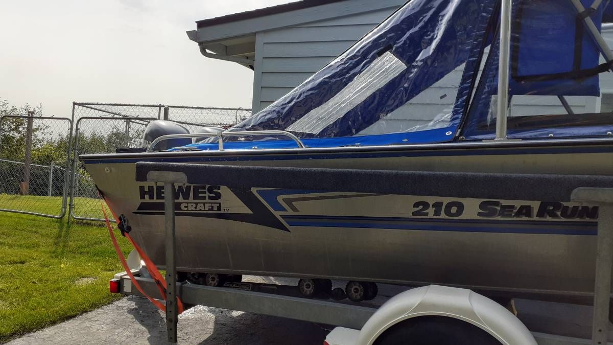 A 1998 Hewescraft Sea Runner 210 boat is on a trailer outdoors.