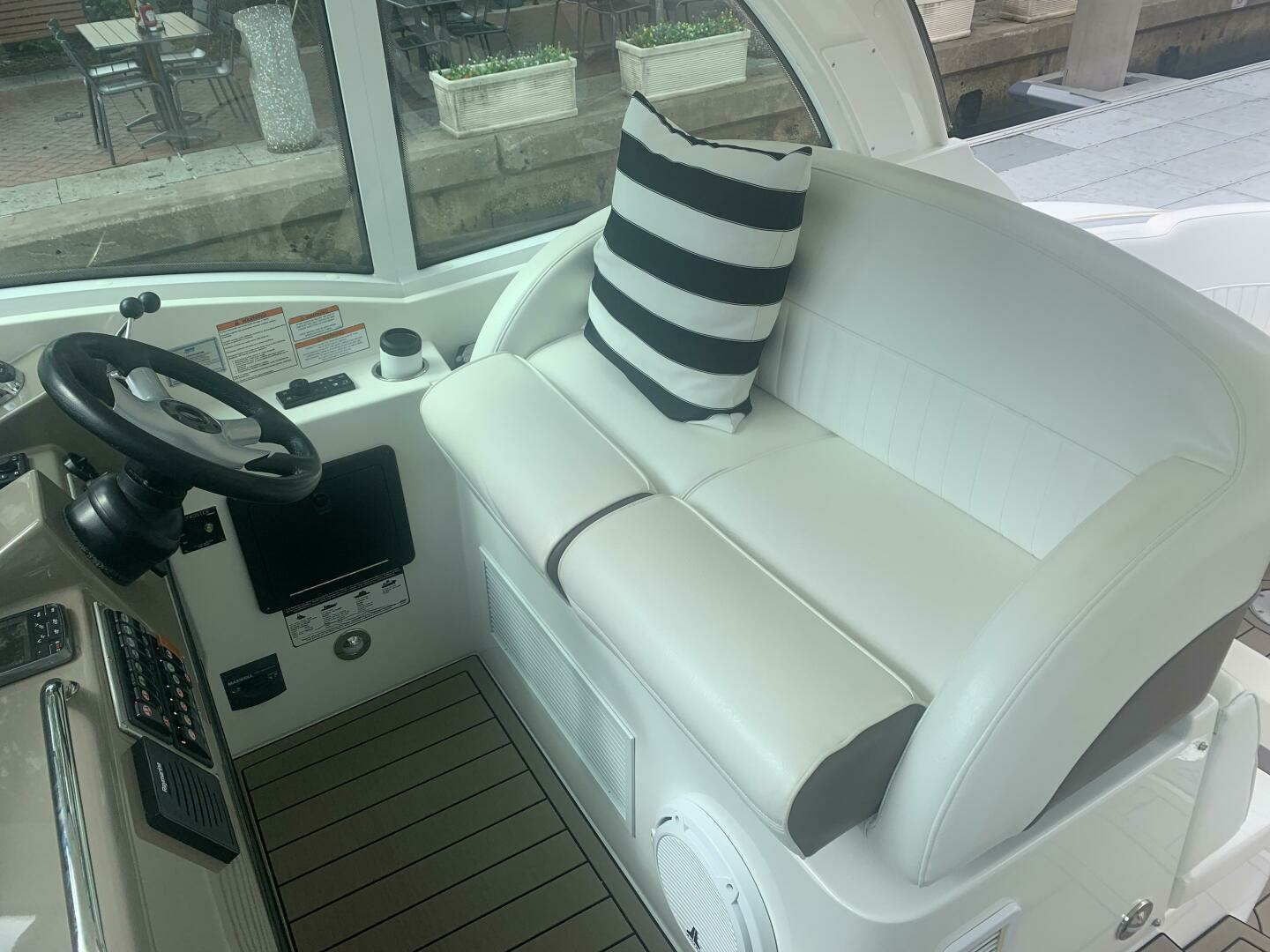 2011 Cruisers Yachts 420 Sports Coupe - Image 21