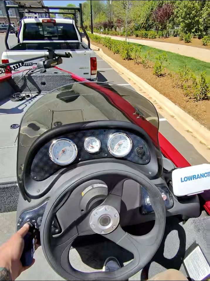The image shows the helm of a Tracker Super Guide V-16 SC boat.