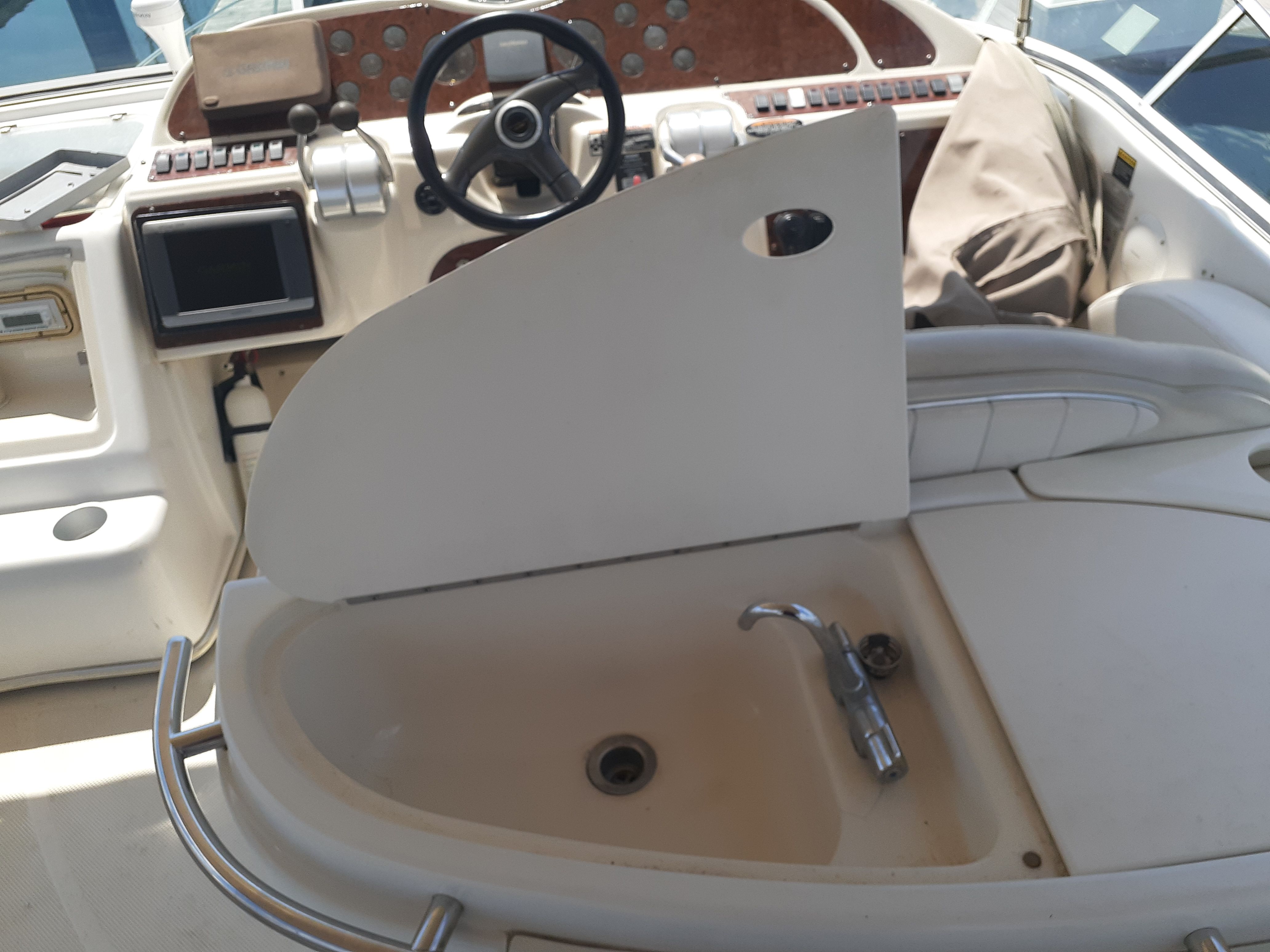 The image shows the cockpit of a 2000 Maxum 4600 SCB with steering wheel and controls.